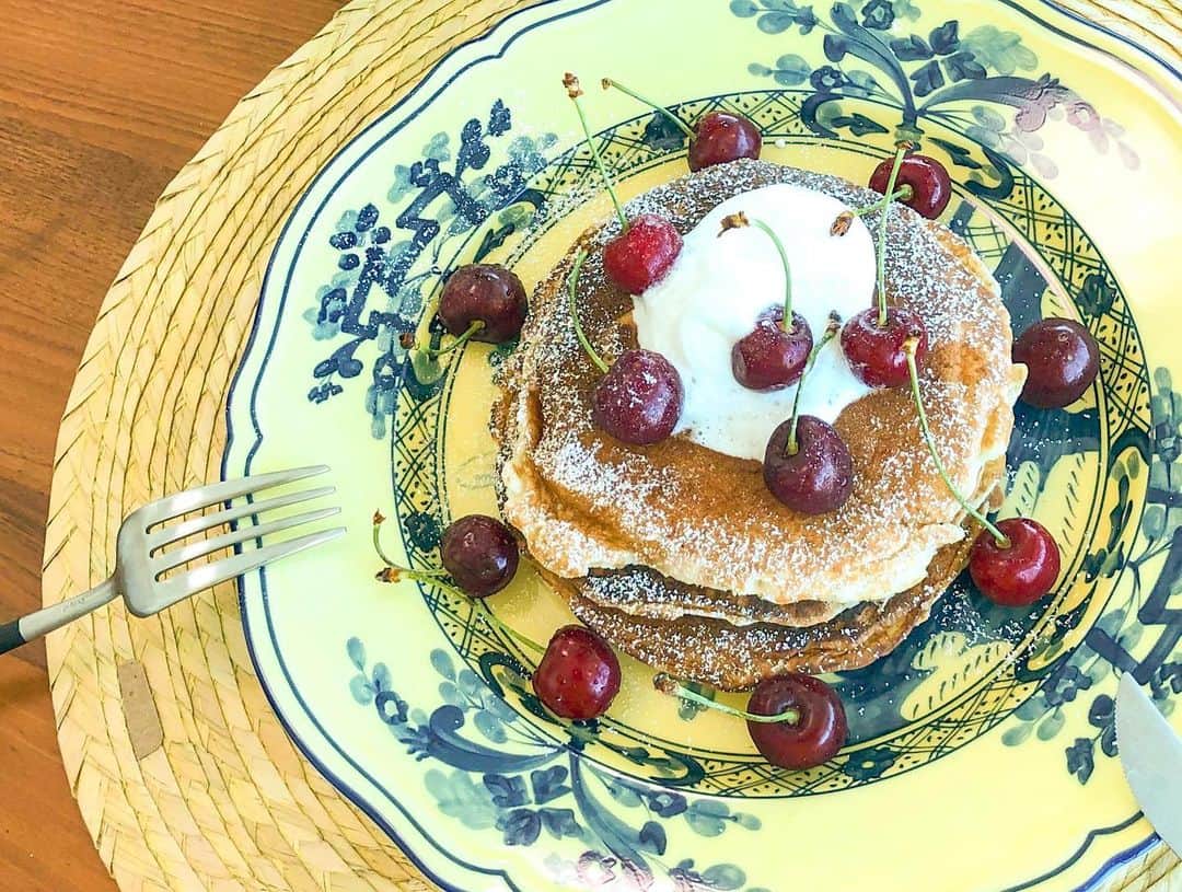 林弓束さんのインスタグラム写真 - (林弓束Instagram)「#ゆづ飯 パンケーキ食べたい パンケーキ食べたい♪ ってなって おうちでパンケーキ🥞💗 ホイップクリームあるだけで映える🥰 旬なさくらんぼで。 🥞🍒 🥞🍒 🥞🍒 🥞🍒」6月14日 16時08分 - hayashiyuzuka