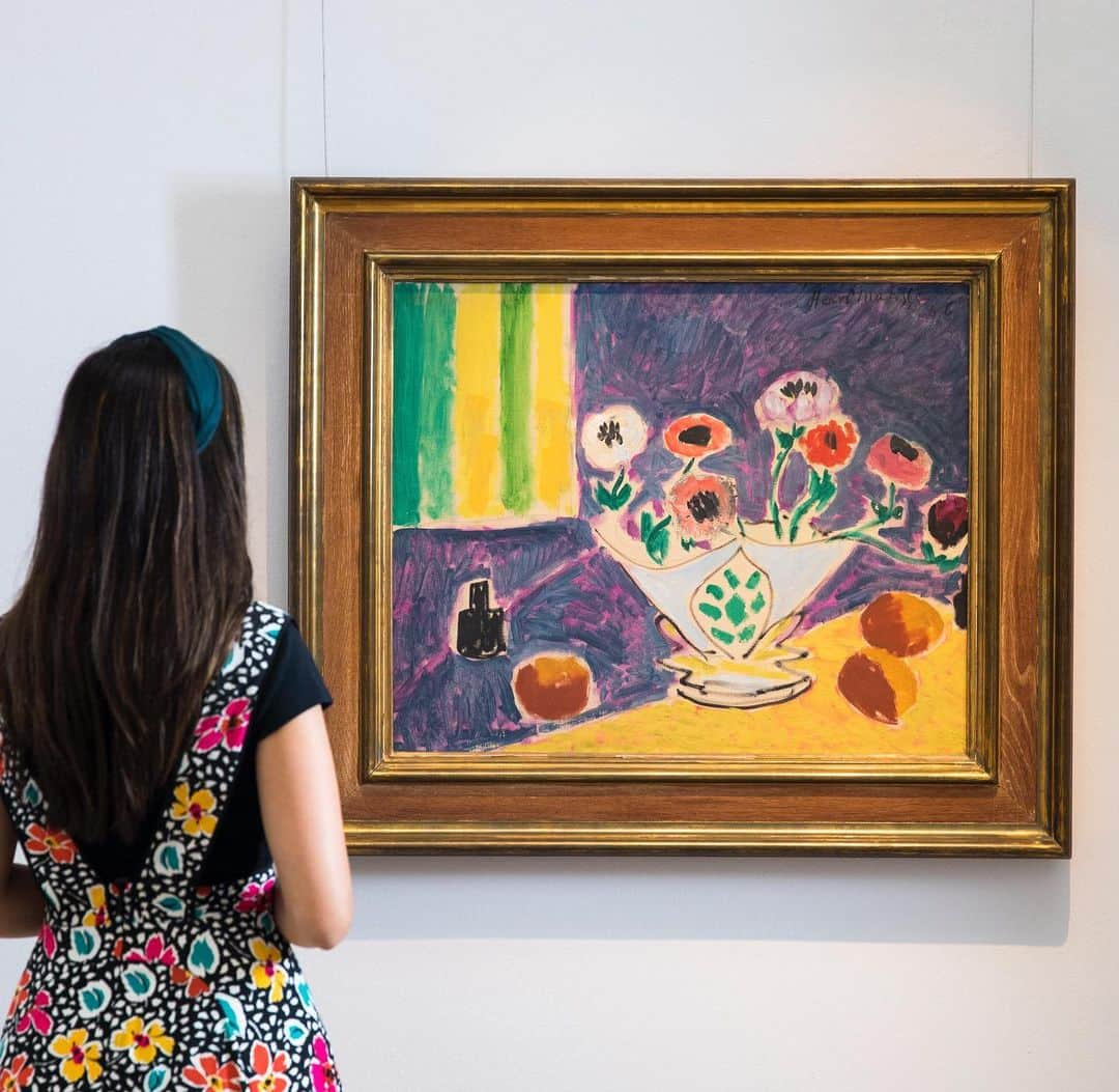 サザビーズさんのインスタグラム写真 - (サザビーズInstagram)「Flower power: One of Henri #Matisse’s final works on #canvas, Vase d’anémones is a stunning example of his last flourishing as a #painter – before he traded the brush and easel for a pair of scissors – whilst at the same time echoing the arrangements of #collage elements that marked his late oeuvre. Resplendent with bold colours and passion, it hung on the wall of his studio at Villa Le Rêve in the Provençal town of Vence, amongst the lively flowers that were always in abundance.  Acquired by Enrico #Donati – a towering figure of the Surrealist movement in America – circa 1953, this is the first time the work is coming to #auction. On view in our #London galleries ahead of our #Impressionist & Modern Art Evening Sale next week.  #SothebysImpMod #HenriMatisse #StillLife #FloralArt #FlowerPainting」6月14日 16時22分 - sothebys