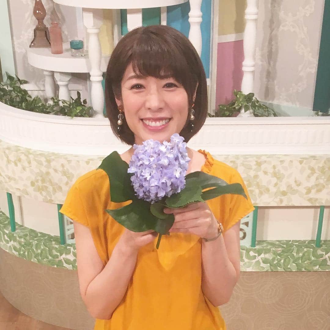 石崎佳代子さんのインスタグラム写真 - (石崎佳代子Instagram)「👗 6月14日(金) きらめきpalette衣装 styring @mycoorde.__official . 今日のお花はアジサイでした✨ 「花、持ちましょう」と はせがわちゃんが言うので持ちました。 花の子ルンルン的昭和感を 存分にお楽しみ下さい・・・。 . #はせがわちゃんは #悪くない . #昭和プレイを楽しもう . #FBS #きらめきpalette  フレンチスリーブブラウス  ドットスカート→ともに #predefrance  #福岡#MC#司会#ナレーター#石崎佳代子」6月14日 16時15分 - kayoko_ishizaki