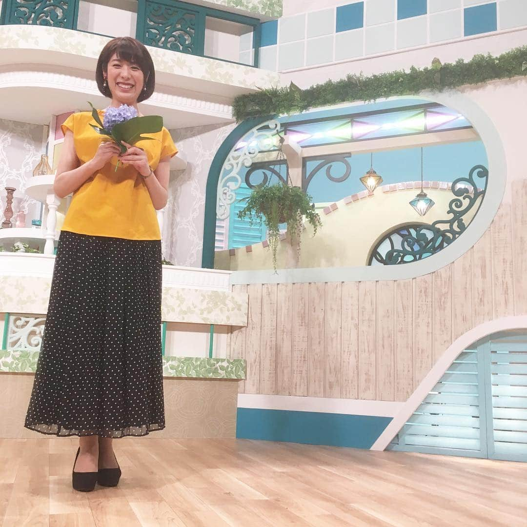 石崎佳代子さんのインスタグラム写真 - (石崎佳代子Instagram)「👗 6月14日(金) きらめきpalette衣装 styring @mycoorde.__official . 今日のお花はアジサイでした✨ 「花、持ちましょう」と はせがわちゃんが言うので持ちました。 花の子ルンルン的昭和感を 存分にお楽しみ下さい・・・。 . #はせがわちゃんは #悪くない . #昭和プレイを楽しもう . #FBS #きらめきpalette  フレンチスリーブブラウス  ドットスカート→ともに #predefrance  #福岡#MC#司会#ナレーター#石崎佳代子」6月14日 16時15分 - kayoko_ishizaki