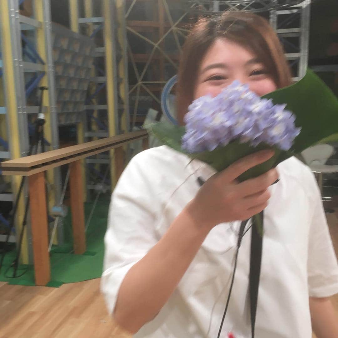 石崎佳代子さんのインスタグラム写真 - (石崎佳代子Instagram)「👗 6月14日(金) きらめきpalette衣装 styring @mycoorde.__official . 今日のお花はアジサイでした✨ 「花、持ちましょう」と はせがわちゃんが言うので持ちました。 花の子ルンルン的昭和感を 存分にお楽しみ下さい・・・。 . #はせがわちゃんは #悪くない . #昭和プレイを楽しもう . #FBS #きらめきpalette  フレンチスリーブブラウス  ドットスカート→ともに #predefrance  #福岡#MC#司会#ナレーター#石崎佳代子」6月14日 16時15分 - kayoko_ishizaki