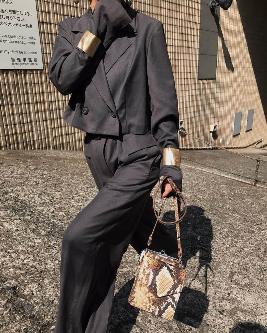 黒石奈央子さんのインスタグラム写真 - (黒石奈央子Instagram)「AMERI AW ふく . . TAILORED ALL IN ONE ¥23100+tax その他  AW . ジャケットとパンツのセットアップ風オールインワン！ 前に紹介したピンクとグレーの二色展開！めちゃくちゃ可愛くてお気に入り！  先行予約期間第2弾  6/20〜6/24 web & 心斎橋 6/20.21  代官山 6/22〜6/24  ルミネ  @ameri_shinjuku @amerivintage @ameri_daikanyama @ameri.shinsaibashi #ameri#amerivintage #fashion #coordinate#ootd#outfit#osanposnap #705_outfit #大人ファッション #大人コーディネート #大人スタイル #modestyle #modefashion#modecasual #2019autumnwinter#先行予約 #japonism」6月14日 16時20分 - blackstone705