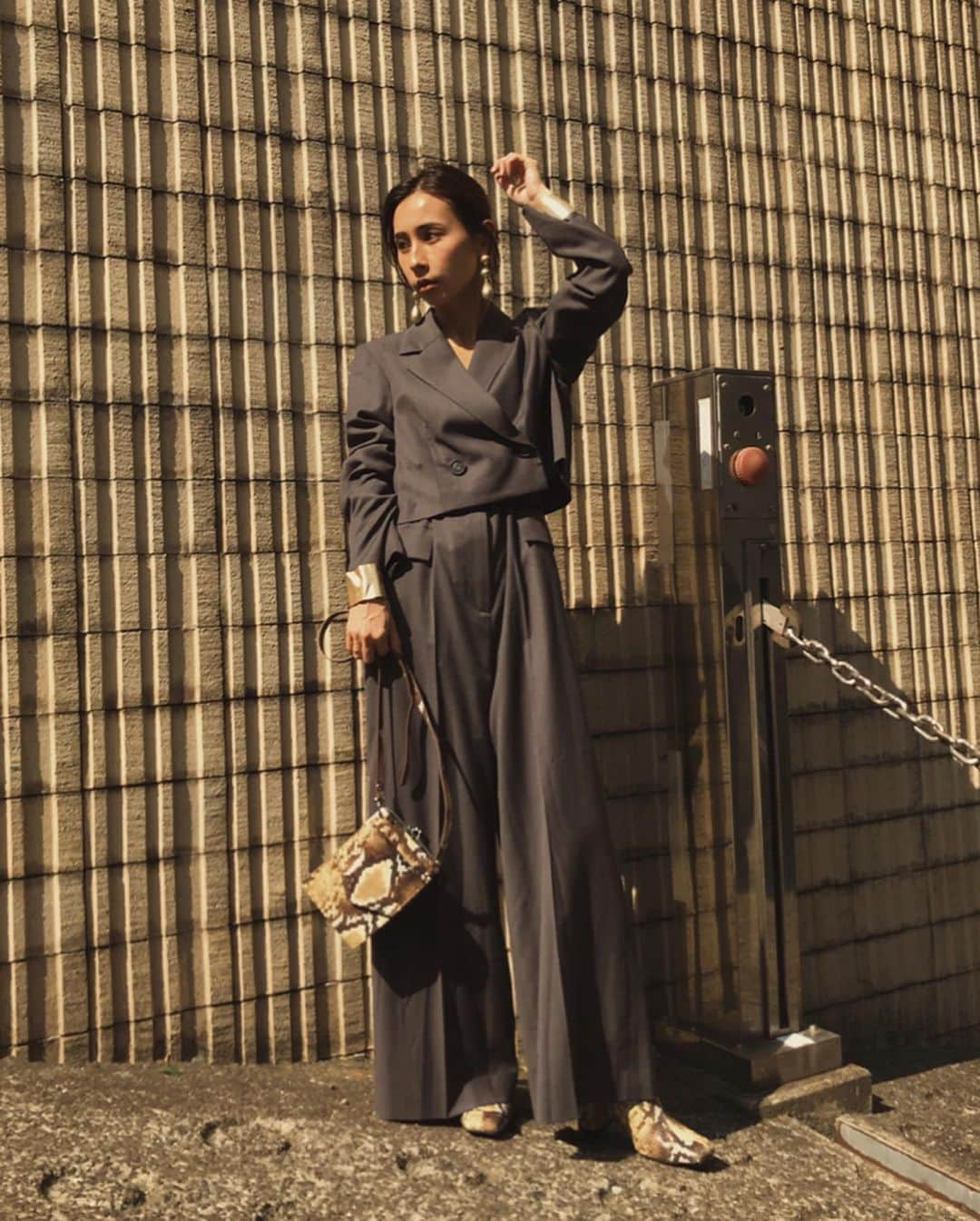 黒石奈央子さんのインスタグラム写真 - (黒石奈央子Instagram)「AMERI AW ふく . . TAILORED ALL IN ONE ¥23100+tax その他  AW . ジャケットとパンツのセットアップ風オールインワン！ 前に紹介したピンクとグレーの二色展開！めちゃくちゃ可愛くてお気に入り！  先行予約期間第2弾  6/20〜6/24 web & 心斎橋 6/20.21  代官山 6/22〜6/24  ルミネ  @ameri_shinjuku @amerivintage @ameri_daikanyama @ameri.shinsaibashi #ameri#amerivintage #fashion #coordinate#ootd#outfit#osanposnap #705_outfit #大人ファッション #大人コーディネート #大人スタイル #modestyle #modefashion#modecasual #2019autumnwinter#先行予約 #japonism」6月14日 16時20分 - blackstone705