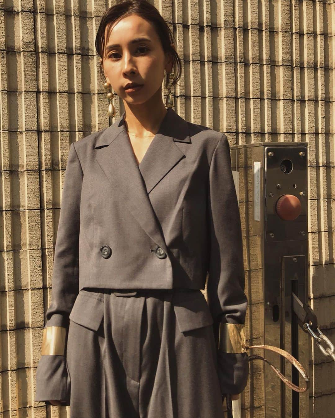 黒石奈央子さんのインスタグラム写真 - (黒石奈央子Instagram)「AMERI AW ふく . . TAILORED ALL IN ONE ¥23100+tax その他  AW . ジャケットとパンツのセットアップ風オールインワン！ 前に紹介したピンクとグレーの二色展開！めちゃくちゃ可愛くてお気に入り！  先行予約期間第2弾  6/20〜6/24 web & 心斎橋 6/20.21  代官山 6/22〜6/24  ルミネ  @ameri_shinjuku @amerivintage @ameri_daikanyama @ameri.shinsaibashi #ameri#amerivintage #fashion #coordinate#ootd#outfit#osanposnap #705_outfit #大人ファッション #大人コーディネート #大人スタイル #modestyle #modefashion#modecasual #2019autumnwinter#先行予約 #japonism」6月14日 16時20分 - blackstone705