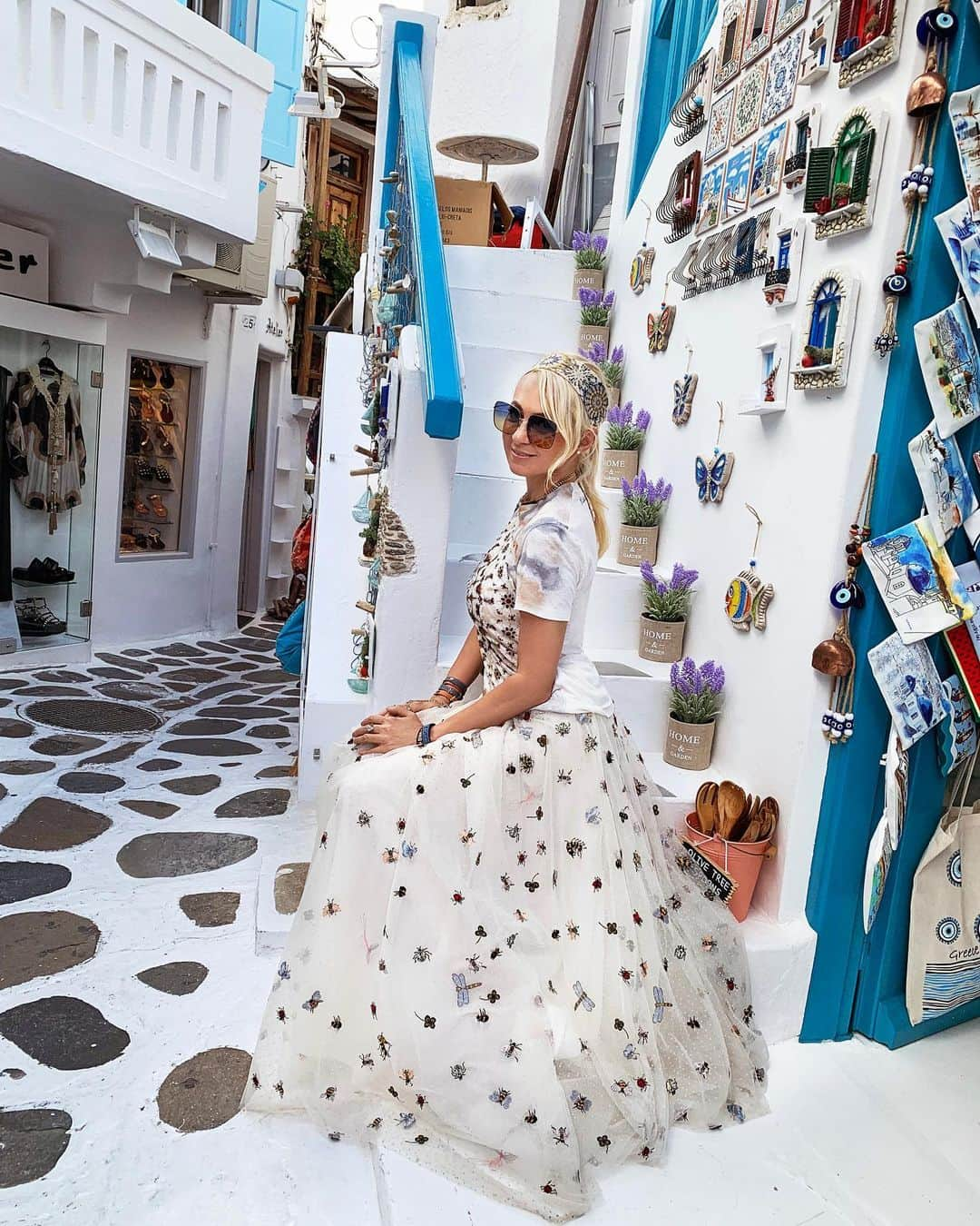 ヤナ・ルドコフスカヤさんのインスタグラム写真 - (ヤナ・ルドコフスカヤInstagram)「Mykonos 💙 wearing @dior ✨@postamagazine @myconiancollectionhotels ✨photo by @jancoomans #postatravelnotes」6月14日 16時21分 - rudkovskayaofficial