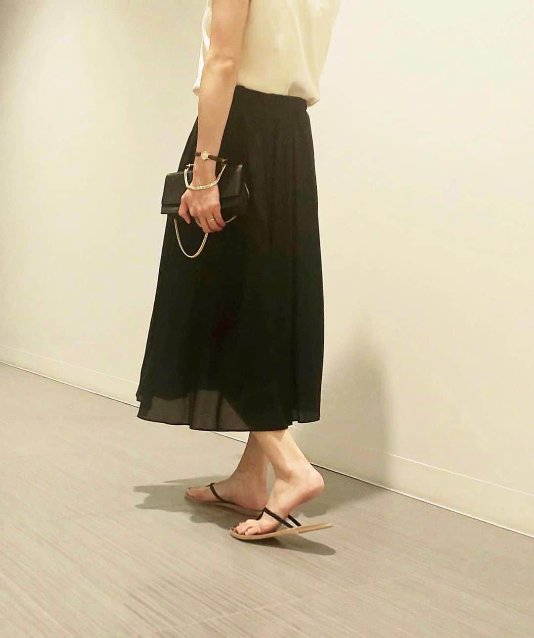 のインスタグラム：「夏のスカートは透け感の軽やかさとカラーがポイント。後ろゴム&ハンドウォッシュ可で扱いやすい一枚です。﻿ ﻿﻿ フレアスカート﻿ ¥19,000+tax﻿ ☑︎商品詳細はショッピングタグをタップ👆﻿﻿﻿ ﻿﻿﻿﻿﻿ ﻿﻿﻿﻿﻿﻿﻿﻿﻿﻿﻿﻿﻿﻿﻿﻿﻿﻿ #dressterior #ドレステリア﻿﻿」