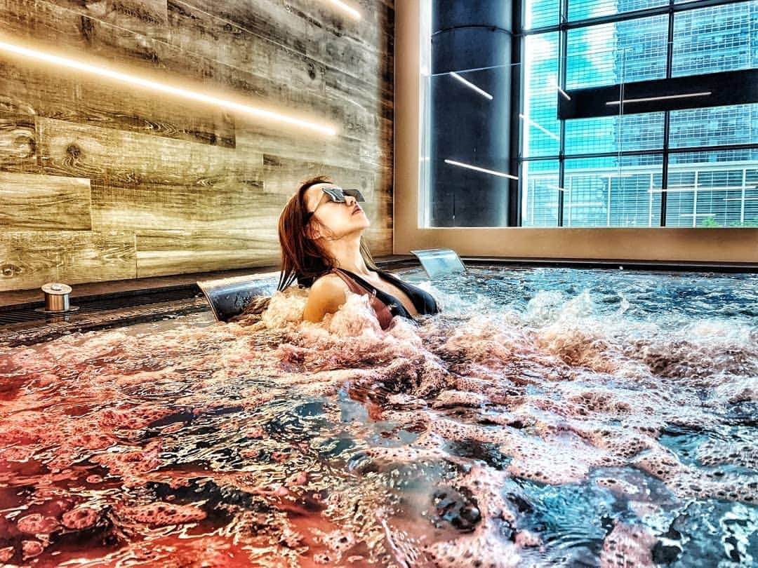 Nicole Chenのインスタグラム：「Life isn't about finding yourself. Life is about creating yourself ;) #success #entrepreneur #love #happy #singapore #swim #pool」