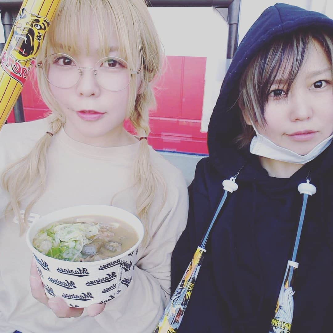 のインスタグラム：「いつだったか野球見に行った時。姉ちゃんガラ悪し。阪神なかなか良い調子でうれち #野球観戦 #なかなか行けない #家族みんなで #阪神タイガース #ファン  #詳しくはない #❤」