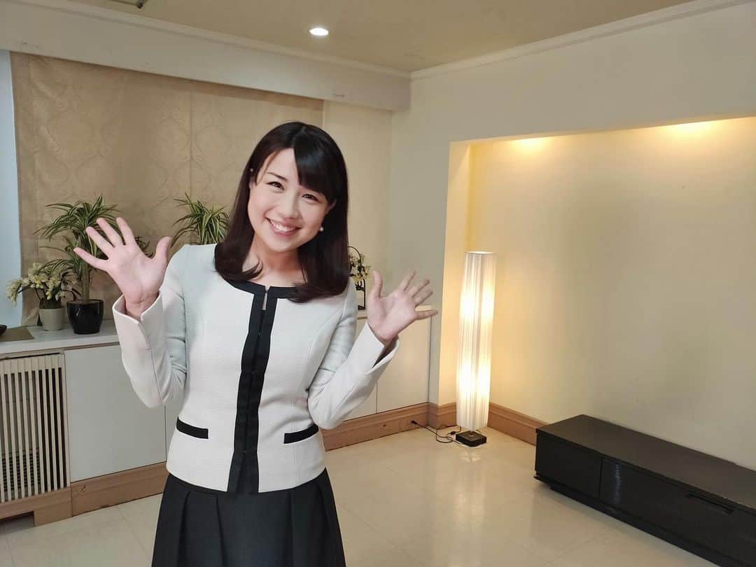 道岡桃子さんのインスタグラム写真 - (道岡桃子Instagram)「両手に花⁉️🌸🌸🌸 . 不動産投資の番組です‼️ .  人生100年時代「がん」と「老後」に備えるマンション投資、のアシスタントを担当させていただきました。 . MCは、垣花正さん。ご存知の方も多いと思いますが、垣花さんは25年間ニッポン放送で活躍され、この春ホリプロ所属のフリーアナウンサーとなられました。私の方が事務所歴が長いからと「ねえさん」と呼んでいただきました。笑 . また、経済ジャーナリストの木暮太一さんとは３年ぶりにお会いでき、とても嬉しかったです。和気藹々と、楽しい収録でした。 . 超初心者にもわかるよう、優しい番組となっています。私くらいの年齢から投資をはじめる方も多いそうです。備えあれば憂いなし！ぜひご覧くださいね。 . J:COMで見られます。 視聴方法はこちら https://mansionkeiei.jp/media/35156 . ■出演者 垣花正さん（元ニッポン放送アナウンサー） 木暮太一さん・道岡桃子 ファミリークリニックひきふね 院長 梅舟仰胤先生 . #投資 #投資女子 #投資家 #投資初心者 #垣花正 #木暮太一 #道岡桃子 #ホリプロ #アナウンサー #ニッポン放送 #フリーアナウンサー #ジェイコム #道岡桃子 #ジャーナリスト #horipro #不動産 #不動産投資 #マンション#どろーかる」6月14日 16時26分 - momoko_ana