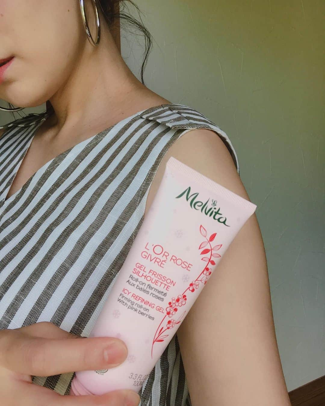Keikooooooのインスタグラム：「お家でボディケア♡ 今までは、@melvita_jp のピンクをオイルを使っていましたが、持運べるピンクのオイル（#ロルロゼ オイルインアイスジェル）を夏用に使ってみました！ ピンクのオイルとは、違って、スーとサラッとしたクール感。ひんやり冷たくて気持ちが良かったです。３つの冷却ボディローラーが付いていて、マッサージで、簡単に夏に向けたスリミングケアができます。 「夏でも心地よく塗るだけで痩せた〜い！」 今年の夏こそ頑張りたい人にオススメです♡ ＃オイルインアイスジェル #メルヴィータ #ピンクのオイル #セルライトケア #夏活 #PR @melvita_jp」