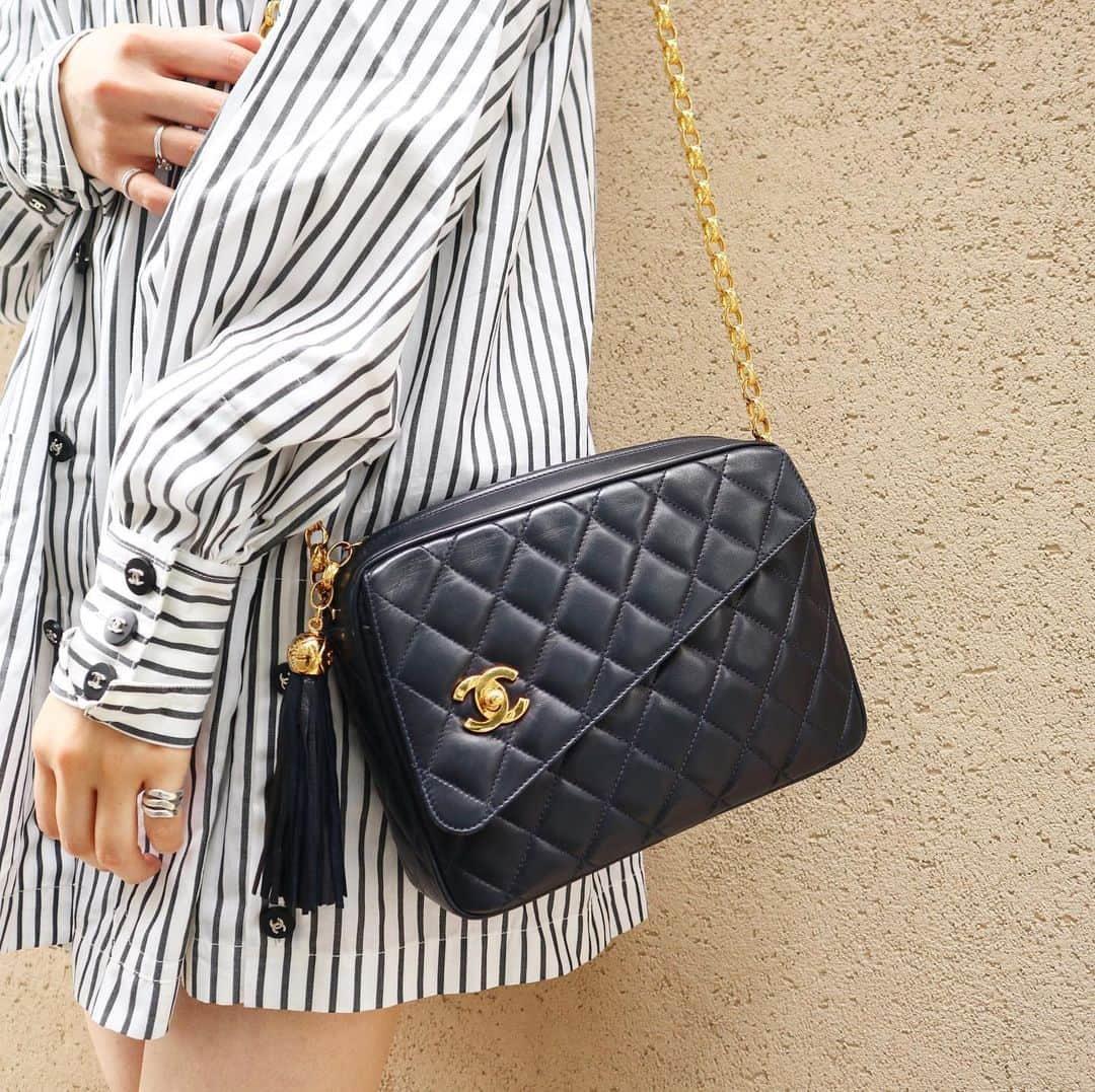 Vintage Brand Boutique AMOREさんのインスタグラム写真 - (Vintage Brand Boutique AMOREInstagram)「Vintage Chanel lambskin shoulder bag in navy. >>> Free Shipping Worldwide✈️ DM for more information ✉️ info@amorevintagetokyo.com  #ヴィンテージ #シャネル  #ヴィンテージシャネル #ヴィンテージブランドブティック #アモーレ #アモーレトーキョー #表参道 #青山 #東京 #chanel #vintage #vintagechanel #chanelvintage#amoretokyo #amorevintage #vintageshop」6月14日 16時32分 - amore_tokyo