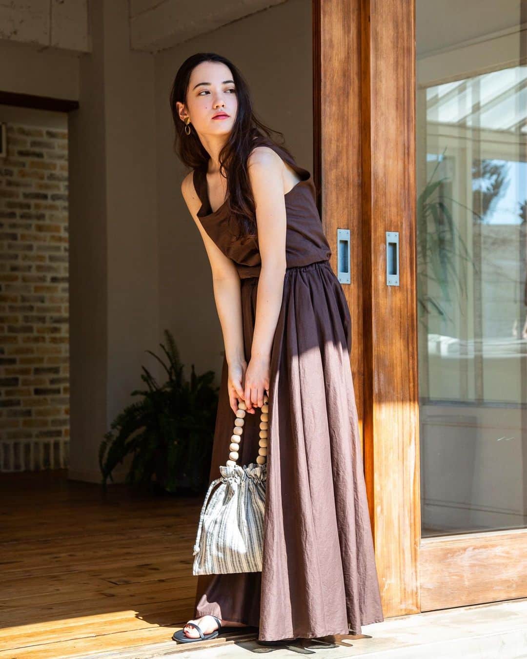 SMIRNASLI_officialのインスタグラム：「beads handle bag ❤︎ . 夏にイチオシの持ち手がビーズの 巾着バッグが登場😘 . カラバリも豊富！ . #summer #巾着バッグ  #beads #bag #smirnasli」