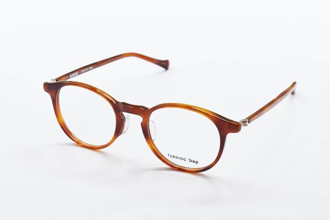 blincvaseさんのインスタグラム写真 - (blincvaseInstagram)「本日から発売開始の谷口眼鏡「TURNING」。 子ども用の眼鏡の安全性をそのままに、大人用に展開した2型のうち、TP332は当店限定カラーとして明るくオレンジ色に近い、抜け感のあるトートイスシェル柄（鼈甲色）も製作していただきました。 . テンプルの内側には弊社スタッフ・ナガオマイが書いた「荒岡眼鏡」の文字が入っています。 当店では、別注色も含めた4色の展開です。 . #谷口眼鏡 #turning #別注 #ナガオマイ . Brand: TURNING Step（ターニング ステップ） Model: TP333 Price: ¥25,920-(w/tax)」6月14日 16時47分 - blincvase