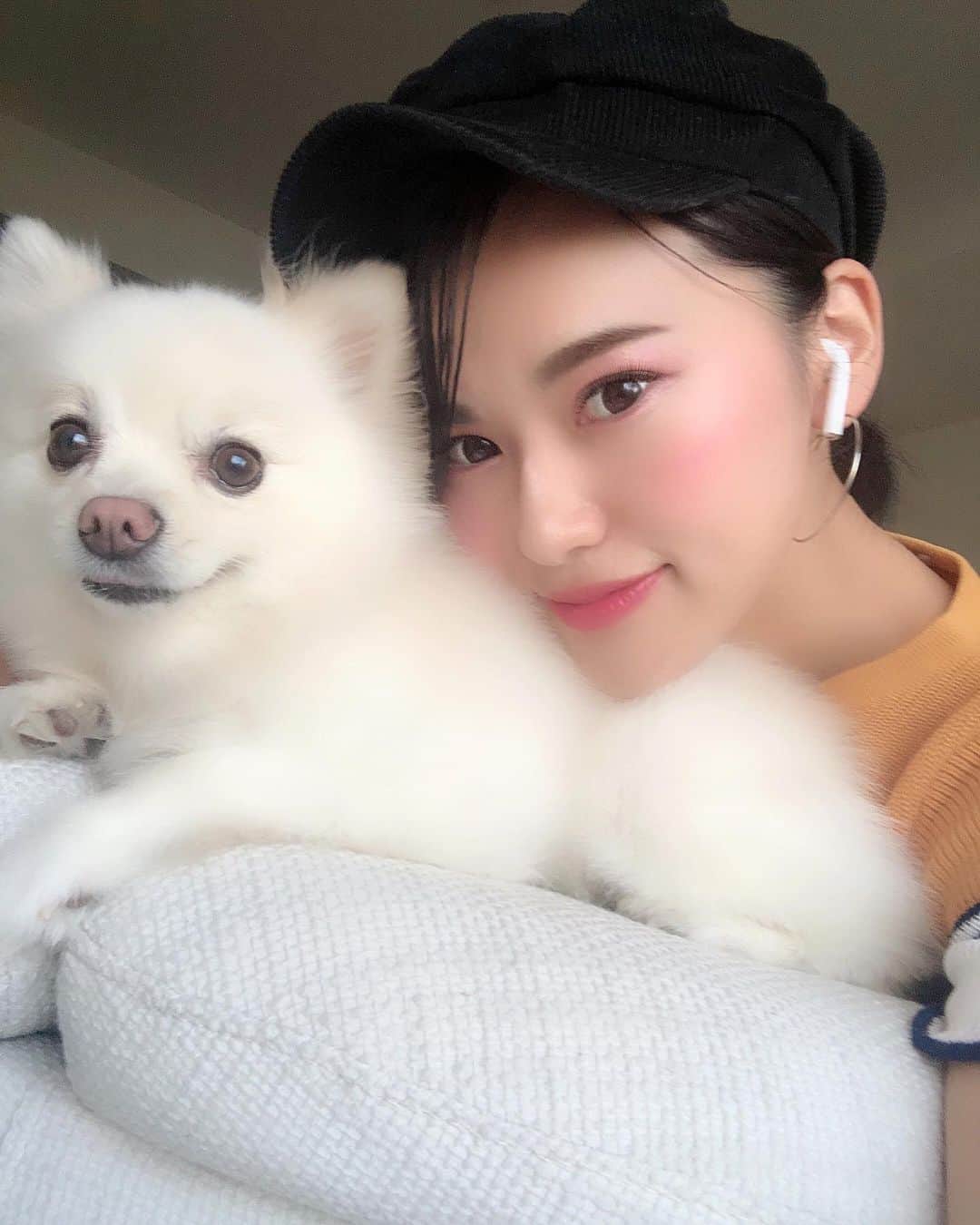のインスタグラム：「たまには🐶との写真 今朝、家出る前に🤳 今年で5歳になるミルク。 会社作った時に飼い始めたから 会社の年齢とミルクの年齢が同じなんだー🙌✨ ＊ ＊ ＊ マツエクは自由が丘の R.GARACEに通ってるよ☺️ @r.grace_jiyugaoka ほんとにおすすめ❤️ スワイプ4枚目に仕上がりの写真載せてます📸 DMから予約もできるので ぜひ参考にしてみてください✨ ＊ #わんこ #愛犬 #犬 #🐶 #いぬすたぐらむ #わんすたぐらむ #まつえくデザイン #マツエク #マツエクデザイン #rgrace自由が丘」