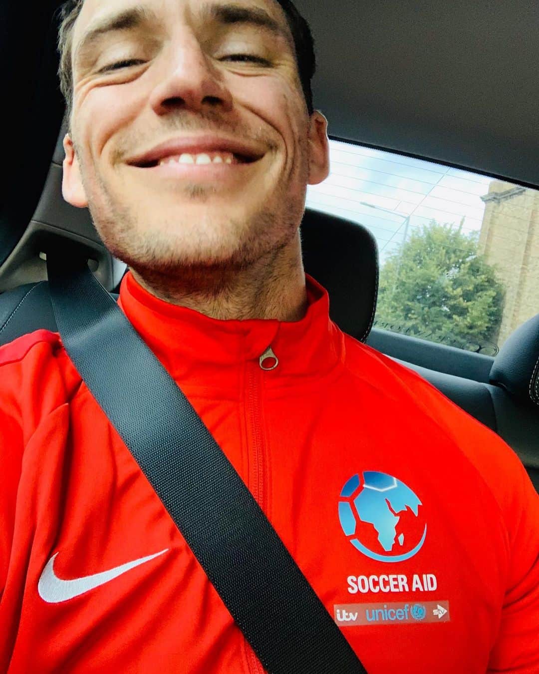 サム・クラフリンのインスタグラム：「Day One for me. A day late. But I’m ready. Come on England. It’s coming home.  @socceraid @unicef」