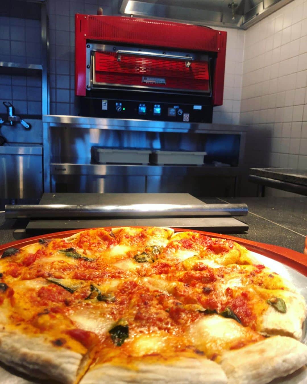 ホテル ニューオータニさんのインスタグラム写真 - (ホテル ニューオータニInstagram)「Buffet restaurant VIEW & DINING THE SKY now offers unique pizza prepared by a recipe inspired by Roberta’s, the world-renowned pizzeria from New York.  展望ビュッフェレストラン『VIEW & DINING THE SKY』に、ニューヨークピッツァの名店・ROBERTA'S監修の『ニューヨークピッツァ』が新登場！500度のオーブンで一気に焼き上げ、もちもちに仕上げた生地は未体験の味わい。ぜひ一度お試し下さい！ #ピザ #ニューヨークスタイル #ピッツァ #焼きたて #新登場 #ザスカイ #ビューアンドダイニングザスカイ #ビュッフェ #展望レストラン #絶景 #赤坂 #ホテルニューオータニ #pizza #pizzas #buffet #buffetrestaurant #panoramic #panoramicview #viewanddiningthesky #thesky #tokyo #restaurant #akasaka @hotelnewotanitokyo」6月14日 16時43分 - hotelnewotanitokyo
