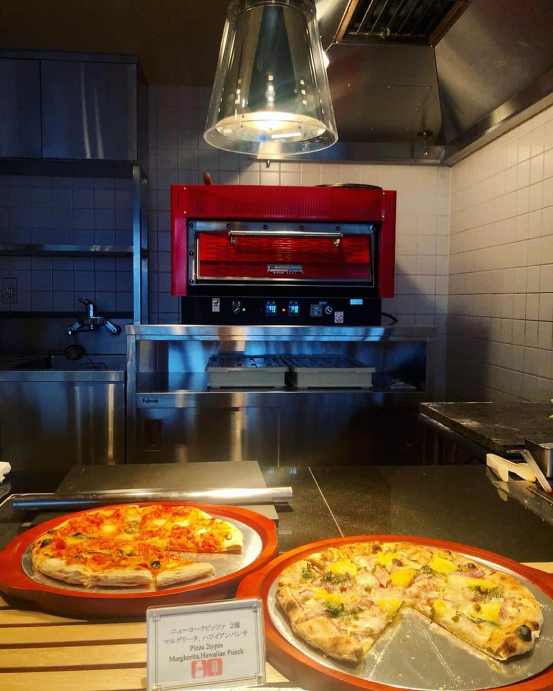 ホテル ニューオータニさんのインスタグラム写真 - (ホテル ニューオータニInstagram)「Buffet restaurant VIEW & DINING THE SKY now offers unique pizza prepared by a recipe inspired by Roberta’s, the world-renowned pizzeria from New York.  展望ビュッフェレストラン『VIEW & DINING THE SKY』に、ニューヨークピッツァの名店・ROBERTA'S監修の『ニューヨークピッツァ』が新登場！500度のオーブンで一気に焼き上げ、もちもちに仕上げた生地は未体験の味わい。ぜひ一度お試し下さい！ #ピザ #ニューヨークスタイル #ピッツァ #焼きたて #新登場 #ザスカイ #ビューアンドダイニングザスカイ #ビュッフェ #展望レストラン #絶景 #赤坂 #ホテルニューオータニ #pizza #pizzas #buffet #buffetrestaurant #panoramic #panoramicview #viewanddiningthesky #thesky #tokyo #restaurant #akasaka @hotelnewotanitokyo」6月14日 16時43分 - hotelnewotanitokyo