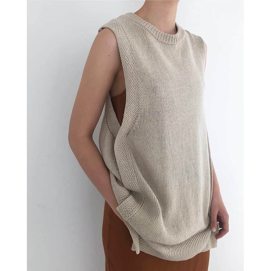 lifes_officialさんのインスタグラム写真 - (lifes_officialInstagram)「- RESERVED - Cottonlinen Knit Vest　¥9,720- ヒップが隠れる程の丈感がラフな印象のニットベスト。 柔らかいコットンリネン糸が肌触りも良く、 緩めのパンツを合わせインせずルーズに着るのがおすすめ。 . . . #lifes #todayful #fashion #reserved」6月14日 16時44分 - todayful_