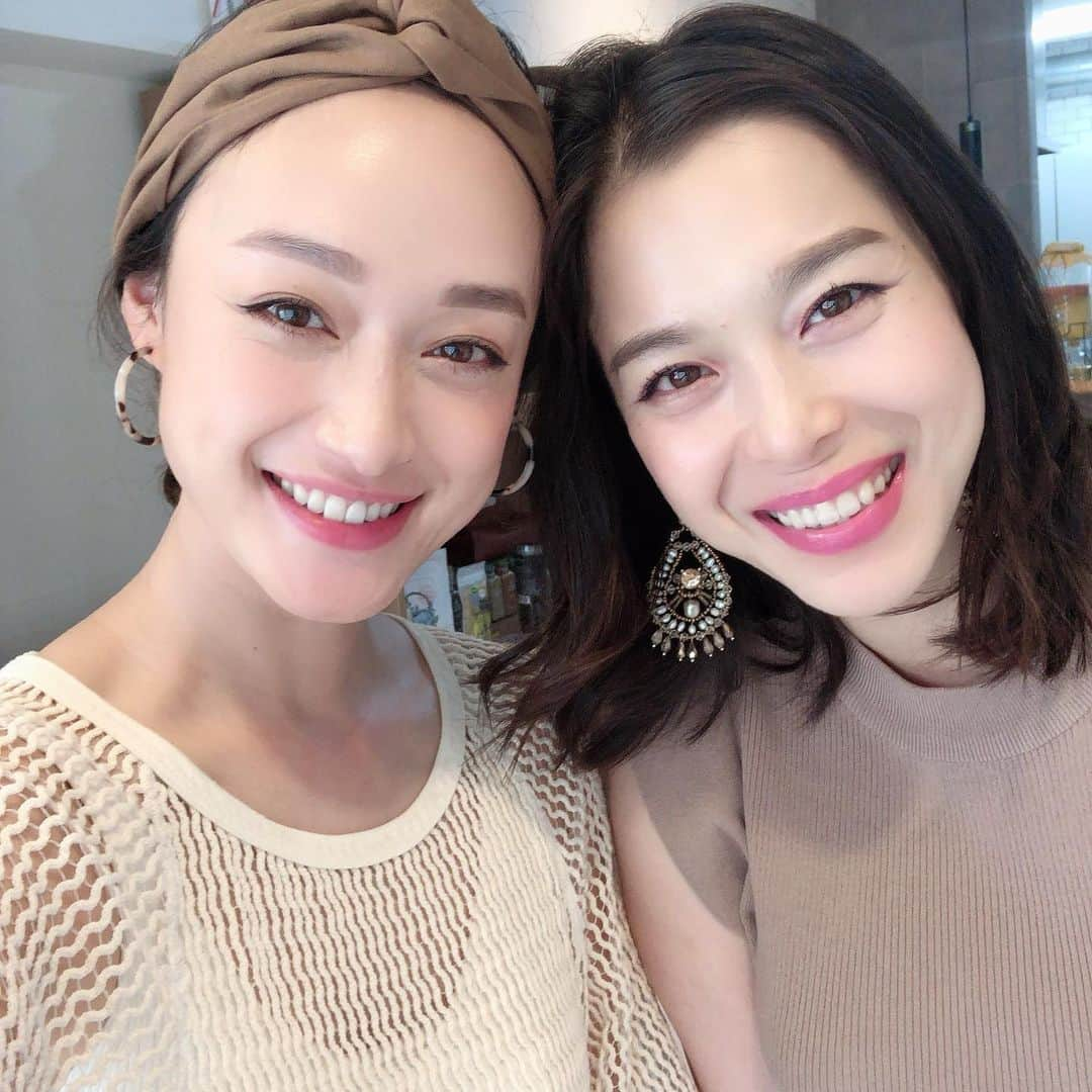 田中マヤさんのインスタグラム写真 - (田中マヤInstagram)「突然のインスタライヴ😌🙏🏻 ありがとうございました✨ また、やらせて下さい✨ ・ #マヤレメイベント ‼️ 第6弾‼️7月3日 開催決定‼️ お申込みは、 @remes_meal のDMまで 参加希望とメッセージ下さい🙏🏻✨ ・ 今回は、思考を新たに 初の夕方からの開催。 屋上テラスで東京のサンセットを見ながらの マヤレメイベントです！ ・ ・ 〜Sunset Beauty Talk〜 夏を楽しむ！紫外線対策！  これからの時期気になるの紫外線。  これからの夏を思い切り楽しみつつ しっかりとケアもしていきたいですね。  健やかなお肌を保つために、 なるべく日焼けのダメージを少なく、 日焼け後のケアも万全にしましょう。  しっかりケアをするかしないかで、 数年後に雲泥の差がつく可能性もあります。  スキンケアやインナーケアや 美肌のための裏技を皆さんにシェア したいと思います！  質問もぜひしてくださいね。  そして、この日がちょうど蟹座の新月なので、 皆さんと一緒に新月のお願い事＝デクラレーション をしたいと思います。  蟹座のテーマは、「心から安心してくつろげる環境や人間関係を築くこと」。 新月のお願いはどんな事でも構いませんが、テーマに沿ったその星座の得意分野が叶いやすいと言われています。紙をお配りしますので、お願い事を2〜10個用意してきて下さい。  お料理は、Remeによる食べてキレイになる、 色とりどりのお食事をお楽しみ下さい。  見て♡聞いて♡食べて♡話して♡ 楽しいイベントです。  そして、 夏を楽しむ必需品のサンダルとしてブラジルの リオ・デ・ジャネイロにある「イパネマビーチ」から 名付けられたブラジルの シューズブランド @ipanema.japan を紹介させて頂きます。 会場で購入した方には、トラベルポーチをプレゼント いたします。（プレゼントは数量限定先着順です。） お一人様の参加も お友達同士の参加も 大歓迎です。 ※嬉しいお土産付きです! ＜トーク開催日＞ 2019年7月3日（水）［蟹座の新月］ 17:00〜19:00 ＜タイムテーブル＞ 17時00分　開場・受付開始 17時30分　お食事交流会 17時45分　トーク開始 18時30分　デクラレーション 18時45分　写真撮影 19時00分  終了 ＜トーク会場＞  東京都渋谷区千駄ヶ谷5-1-11 IVY WORKS 屋上 雨天6F  千駄ヶ谷駅 徒歩3分 ■定員 30名 ※定員になり次第早期締め切りとなります。 ■申し込み方法 ＠remes_mealのDMから 参加申し込みをお伝え下さい。 ■参加費 A:5,500円（税込）前売り:ペア割 B:6,000円（税込）お一人様 C:6,500円（税込）当日 ※事前お振込みになります。 ． ■持ち物 筆記用具 デクラレーションをしますので、 2個以上10個いないの願い事を考えて来てください。 お飲み物の持ち込み自由です♪ ． ■お土産 お楽しみに♪ ． ■盗難等防止のため貴重品は持ち歩くなどご本人の責任において管理されますようお願いします。 盗難・紛失についての一切の責任は負いません。 ． ■キャンセルポリシー ・キャンセル期限は５日前までとさせていただきます。 ・キャンセル期限を過ぎてからのキャンセルの場合ご返金いたしかねますので、ご了承ください。 ． ■キャスト ． 田中マヤ  ビューティモデル 雑誌やCM、化粧品の広告などで活躍するビューティモデルの第一 人者。著者本『ビューティーモデル田中マヤの「きれい」のひみつ Love Beauty』（マーブルトロン）、『ビューティーモデル田中マ ヤの野菜レシピノート』（文藝春秋）、『 ビューティーモデル田中マヤの美容通信』（ワニブックス）などが 発売中。2006年にジュニア・ベジタブル＆フルーツマスター取 得。5歳の男の子の母としても奮闘中。 ． ． Reme (レメ) ホリスティック美料理研究家 "美味しく食べてきれいになる”がテーマ。見た目にも美しく、身体が喜ぶ蘇る「美料理」研究家 Reme。 国際ローフードプロデューサー、野菜ソムリエ、RYT200修了。ローフード・ロースイーツ・ 発酵食・ビーガン料理などの料理教室Reme's MeaLを主催。 レシピ開発、webサイトレシピ執筆、食品関係アンバサダー多数。13歳女子の母。」6月14日 16時51分 - tanakamaya__official