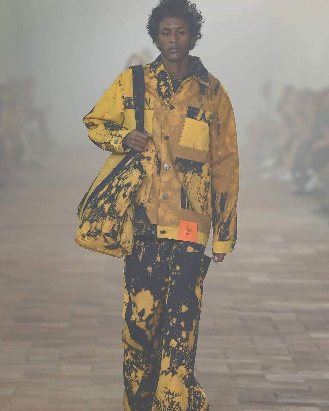 HYPEBEASTさんのインスタグラム写真 - (HYPEBEASTInstagram)「@hypebeaststyle: @sterlingruby took to Pitti Uomo to officially launch his @s.r.studio.la.ca collection. For his debut show Ruby split the collection into four mini-ranges, with patterns featured throughout and used in a similar method to his collaboration with Raf Simons. Swipe to view more looks.  Photo: @nowfashion」6月14日 16時51分 - hypebeast