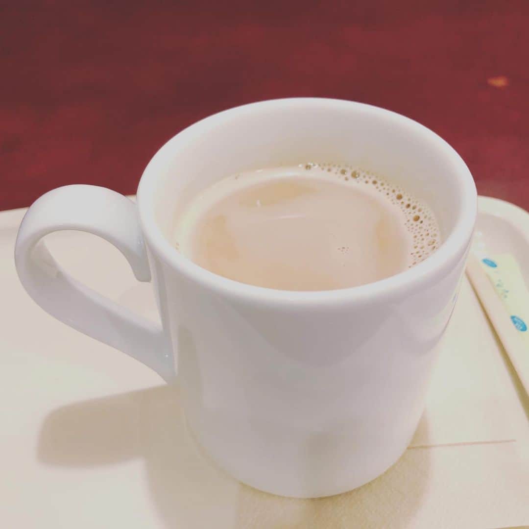 吉岡世起さんのインスタグラム写真 - (吉岡世起Instagram)「カフェでまったりにハマる31歳 無糖のミルクティーが自販機にないことがきっかけ ここで読書でもしてればオシャレで知的に見えるかな 読んでるのは筋トレの本だけどw #カフェ好き #ミルクティー好き #読書 #知的 #ブックカバーの有り難みを知る」6月14日 16時53分 - seikiyoshioka