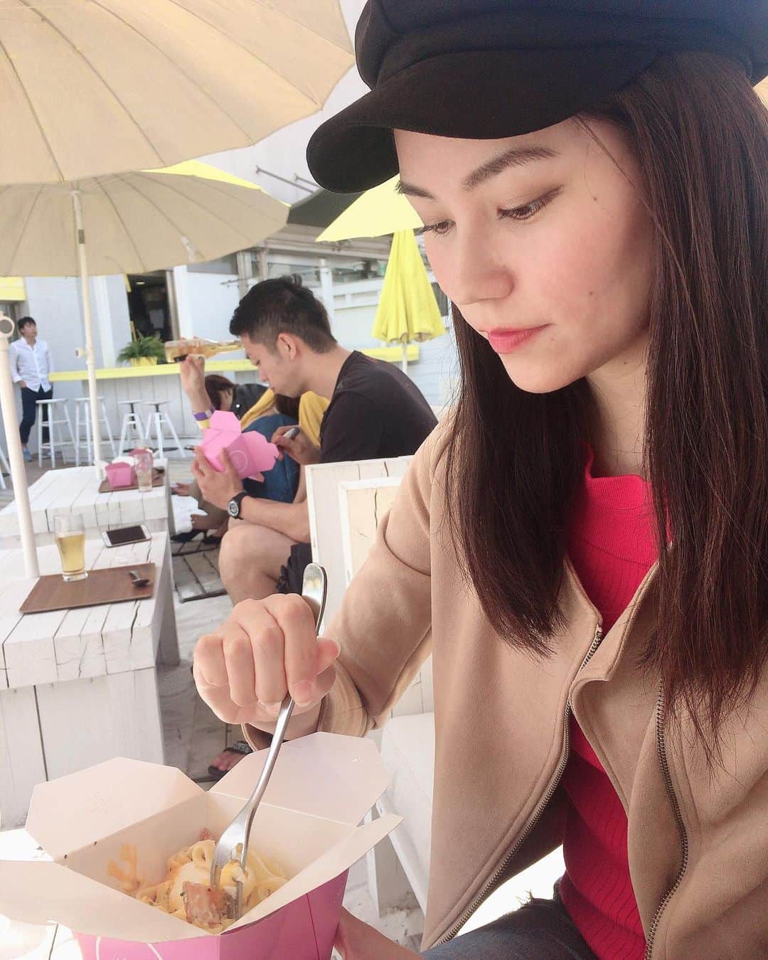 大塚莉奈のインスタグラム：「好きな食べ物はカルボナーラです（笑）  外で食べるの、気持ちよかった〜^_^  #カルボナーラ #ランチ #ワイルドビーチ新宿 #carbonara #lunch #wildbeach #instagood」