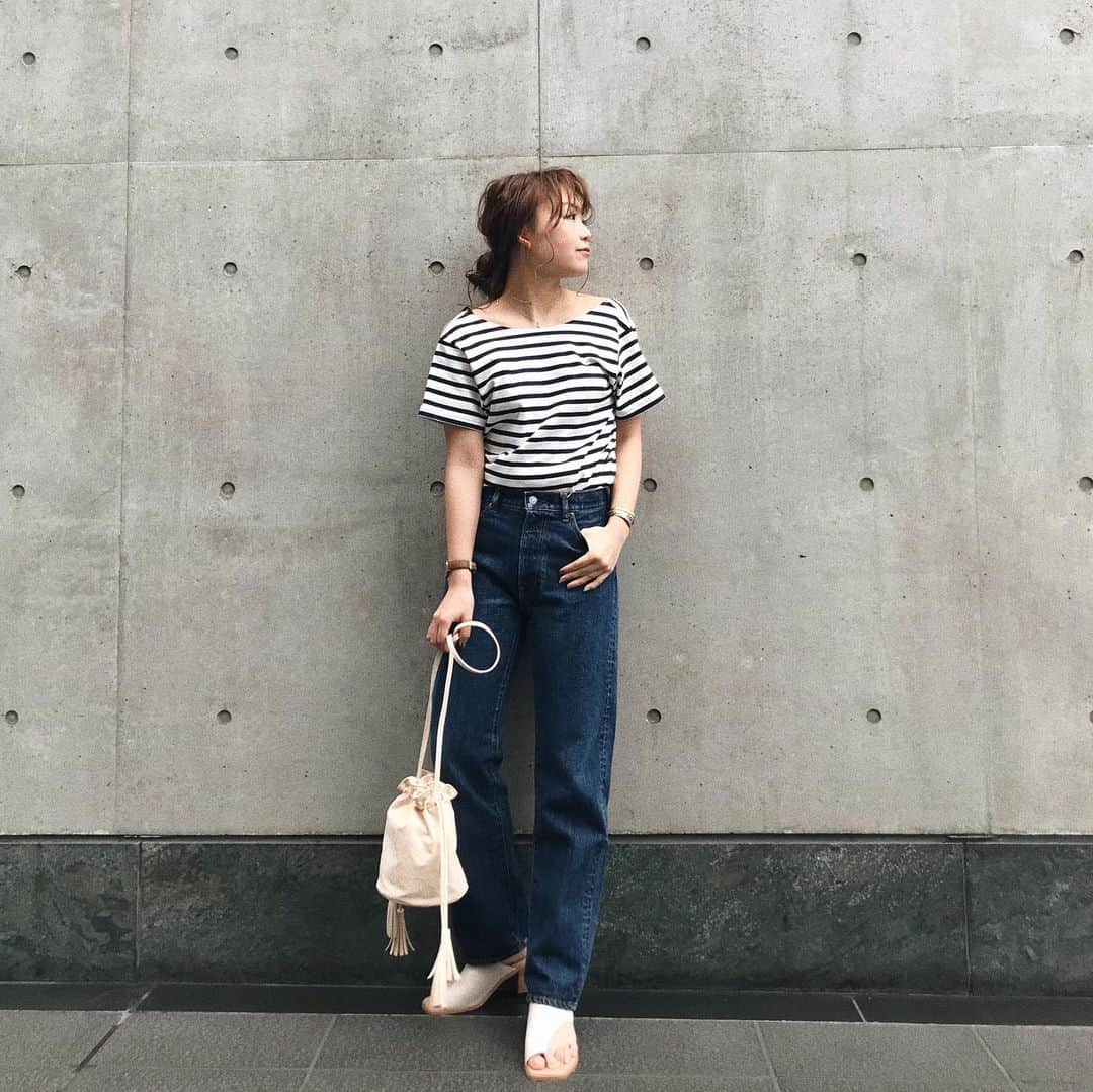 Ungrid staff snapさんのインスタグラム写真 - (Ungrid staff snapInstagram)「. "京都ポルタ店 RIHO 162cm" . 大人気のバッグオープンTシャツが再入荷❗️ バッグスタイルが可愛いTシャツ💓 定番のデニムにも映える1着✌🏻 . #ボーダーバックオープンTee ブラック ¥4,320(tax in) . #ワイドシルエットデニム 24インチ ¥15,120(tax in) . @ungrid_staffsnap アイテムの詳細は画像のタグ🏷をチェック✔︎ . #ungrid #ungrid_staffsnap #code #styling #rinen #ungriddenim #denim #summer #spring #コーデ #デニム #ロゴT  #春 #夏 #スタッフ #スタイリング #Tシャツ #サンダル #ZOZOTOWN」6月14日 16時58分 - ungrid_staffsnap