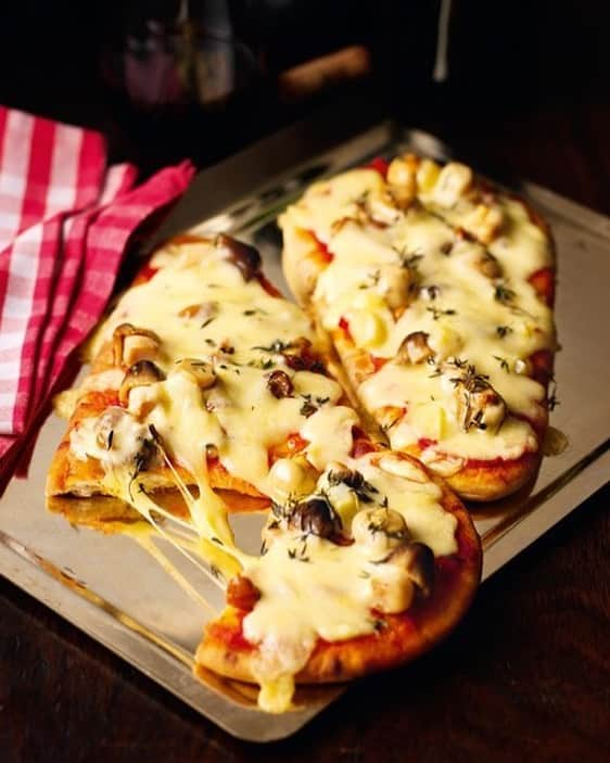 ナイジェラ・ローソンさんのインスタグラム写真 - (ナイジェラ・ローソンInstagram)「‪Naan Pizza is the perfect lazy Friday #RecipeOfTheDay. Well, it’s not actually a recipe to be followed to the letter, more a suggestion,  an idea to play with‬.. Photograph by Lis Parsons  And to get the recipe, click on link in bio.  To clarify, proceed as follows: tap on my name, which will take you to a page that has a link on it that says www.nigella.com/instagram. When you click on this link, it will take you to a page of photographs: click on the photograph of the recipe in question!」6月14日 17時01分 - nigellalawson