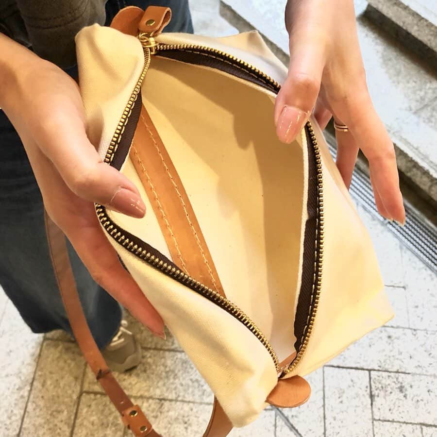 HERZ ヘルツさんのインスタグラム写真 - (HERZ ヘルツInstagram)「こんにちは！ヘルツ本店です。﻿ ﻿ 期間限定販売中のキャンバスの鞄！﻿ 夏に向けて準備しておきたいアイテムですね！﻿ ﻿ キナリ×キャメルとクロ×クロでご用意しておりますので様々なファッションスタイルに合わせられます！﻿ ﻿ 全国の作り手が生み出したキャンバス鞄の全型、﻿ 詳細はヘルツ公式ホームページでも﻿ ご覧いただけます。﻿ ﻿ お近くにお越しの際は是非ヘルツ本店へもお立ち寄り下さいませ。﻿ ﻿ ﻿ 6月17日(月)～6月21日(金)は全店舗休業とさせていただきます。﻿ ﻿ #ヘルツ#herz#herzdag#レザー#leather#革鞄#leatherbag#革小物#革製品#革#手作り#handmade #madeinjapan #帆布#キャンバス#canvas#表参道#東京#大阪#名古屋#仙台#博多」6月14日 17時02分 - herz_bag