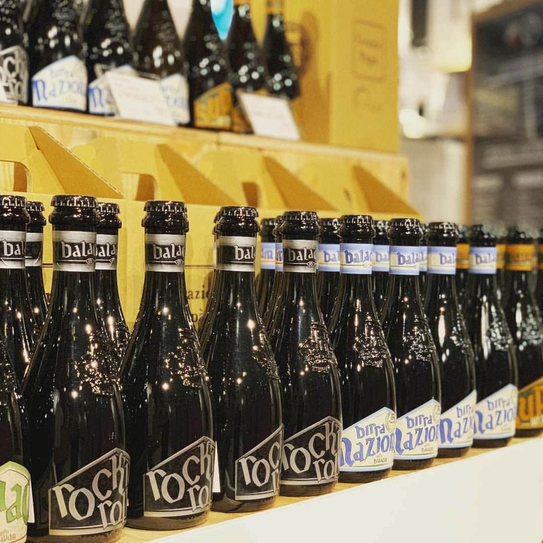 EATALY Tokyoさんのインスタグラム写真 - (EATALY TokyoInstagram)「Grazie Papà ! 16日は父の日。いつも頑張っているお父さんに素敵なプレゼントはいかがですか？ イータリーではイタリアンクラフトビールの先駆社、#baladinbeer の特別ギフトボックスがお勧めです。 個性豊かな4種類のビールを1本ずつでもいいですし、お気に入りのフレーバーを4本入れてもいいかもしれません。 ぜひこの機会にご利用ください！ #eataly #eatalytokyo #イータリー #baladin #craftbeer #graziepapà #父の日 #父の日プレゼント #お父さんありがとう #グランスタ丸の内 #日本橋三越」6月14日 17時14分 - eataly.tokyo