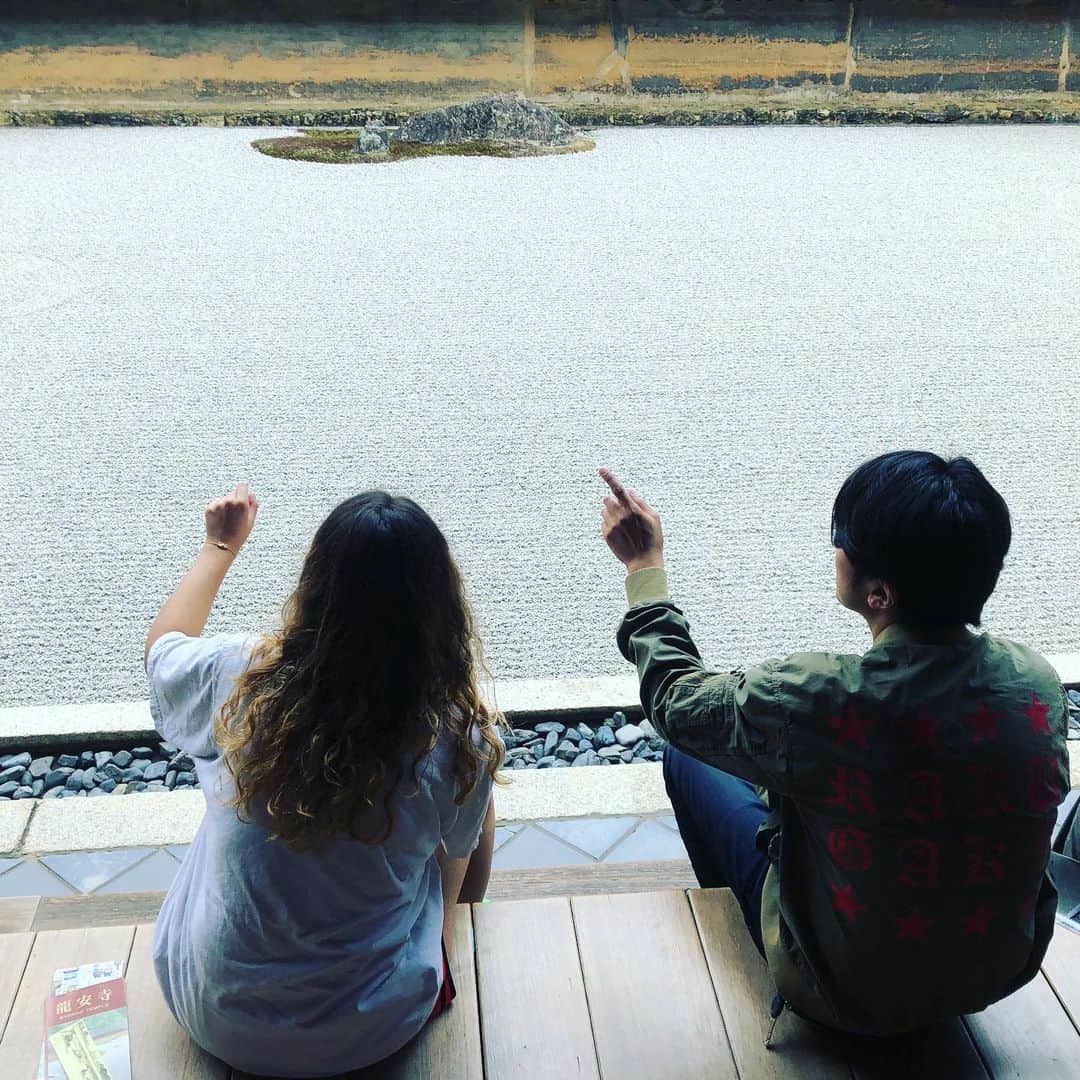 落合健太郎さんのインスタグラム写真 - (落合健太郎Instagram)「月曜日はアメリカケンタッキー州からお客さま。 弟の高校の同級生と彼の娘さんが 遊びに来た。 UKで（大阪のダイナーではなく、モデルとなった大学） Landscaping を勉強してるということで京都のお寺やお庭を 見に行こうと！と 龍安寺へ。 僕も初めて訪れた。 平日にも関わらず、沢山の観光客が。 15の石が設置されているのに どこから見ても14個しか見えない、エリザベス女王が絶賛した 石庭。 その反対側にはお茶を淹れる前に手を洗ったツクバイがある。 「われ、ただ足るを知る」 「吾唯足知」と書かれている。 色々と考えさせられる時間だった。 石庭を眺めながら 自問自答していたら すぐに時間が経ってしまった。  娘さん、スカイラに 「どうだった？」と聞いたら “Yeah,it was Cool!”と 一言笑笑。」6月14日 17時08分 - dj_ochiken1117