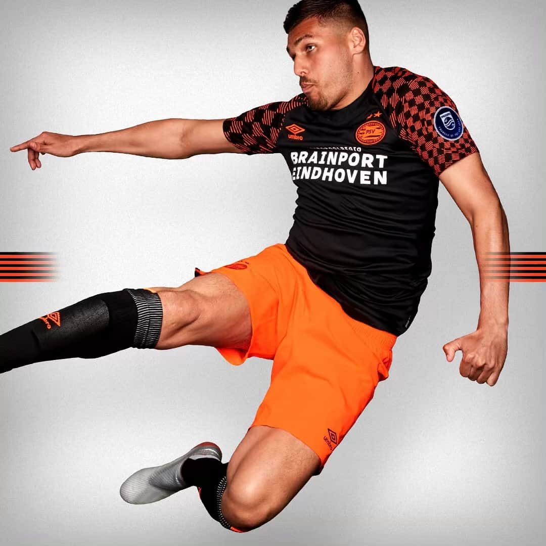 UMBROさんのインスタグラム写真 - (UMBROInstagram)「Connected by commitment. Unified by PSV. Introducing the new @PSV Away Kit for 19/20. #doublediamond #eendrachtmaaktmacht #umbro #umbrokit #kitporn #kitlove」6月14日 17時12分 - umbro
