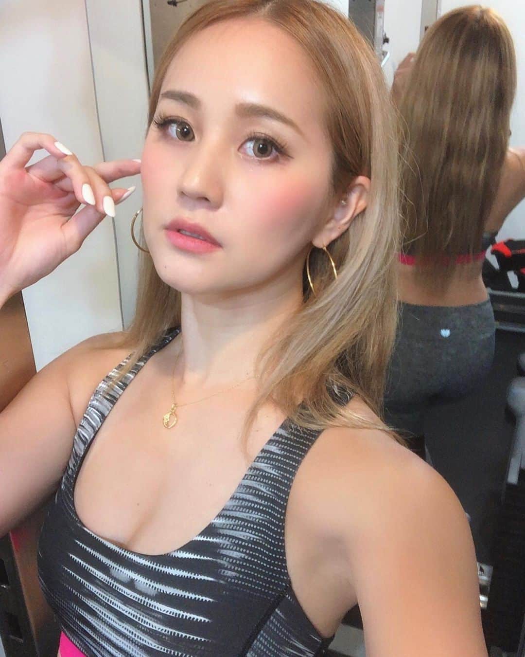 LORYのインスタグラム：「トレーニング行ってきた🙋🏼‍♀️💛 @fastorylabo  スクワットは好きだから 何回でもするし、何キロでも がんばれる🍑🔥 苦手な種目もちゃんとやるよ💪🏼✨ 今月、夏に向けてラストスパートぉおお🐒 #workout #gym #fastorylabo #トレーニング女子」