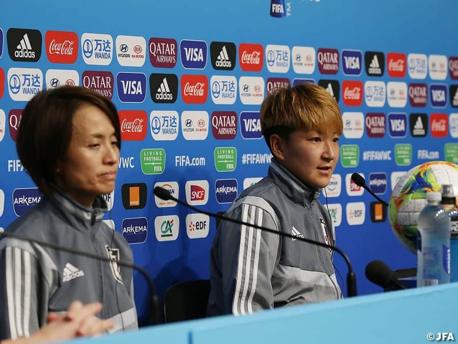 日本サッカー協会さんのインスタグラム写真 - (日本サッカー協会Instagram)「🇯🇵v🏴󠁧󠁢󠁳󠁣󠁴󠁿 Pre-Match Press Conference！ ・ 🗣#菅澤優衣香 選手 「初戦引き分けてしまったので、悔しい気持ちもあるが、気持ちを切り替えて臨む。(自身は)オフで何かいうタイプではないので、ピッチ内でプレーで示したい。オンのところで次の試合で勝つんだという気持ちを表現して、それが結果につながればいい。」 ・ 🗣#高倉麻子 監督 「高さのマイナス面を言われますが、クロスが入ってくるのは対策できている。選手を信じているので、心配していない。攻撃陣は違った個性の選手がそろっているので、それぞれ選手の光るもの、ひらめきを出してもらいたい。チームの決まりごとの中で、より積極的にやっていきたい。」 ・ ✍️JFA.jpでは、活動レポートを掲載中！ ・ ＜FIFA女子ワールドカップフランス2019＞ なでしこジャパン🇯🇵試合日程  6/10 25:00｜0-0アルゼンチン🇦🇷 6/14 22:00｜vsスコットランド🏴󠁧󠁢󠁳󠁣󠁴󠁿 6/20 04:00｜vsイングランド🏴󠁧󠁢󠁥󠁮󠁧󠁿 📺フジテレビ系列、NHK BS、J SPORTSで生中継！ ・ #nadeshiko #世界のなでしこ #なでしこジャパン#FIFAWWC」6月14日 17時16分 - japanfootballassociation