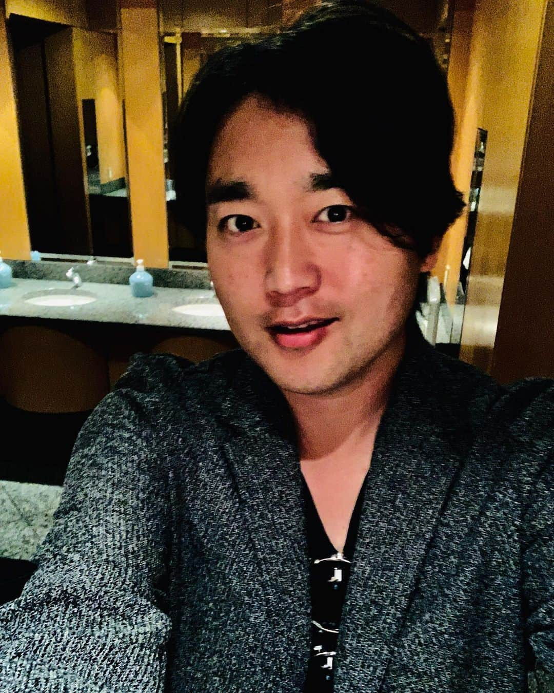 武田双雲さんのインスタグラム写真 - (武田双雲Instagram)「どぎゃんしよう  みなとみらいのホテルで書道パフォーマンスなのに、  本番近くなっても寝癖が取れんとです  双雲です、、長めの昼寝したとです、、」6月14日 17時16分 - souun.takeda