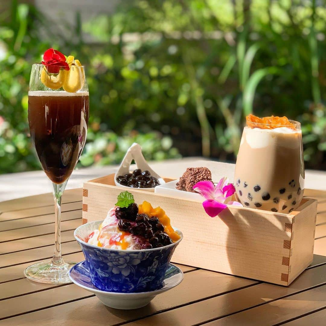 The Ritz-Carlton, Osakaさんのインスタグラム写真 - (The Ritz-Carlton, OsakaInstagram)「中国料理「香桃」に夏のデザートが新登場！ . 雪のようにふわふわとした食感の台湾風かき氷「雪花氷（シェファーピン）」、香桃オリジナルティーをベースにブラックタピオカを加えた爽やかな「香桃バブルティー」、さらに弓削牧場のミルクを使用した「香桃プレミアムバブルティー」といった夏ならではのスイーツとドリンクご用意しました。 . 3つの中から気になるメニューをコメントでぜひ教えてください！ . . Fulfill your taste buds with our newly announced summer desserts at Chinese Restaurant ‘Xiang Tao.’ . Enjoy the two types of original Tapioca bubble teas and the Taiwanese style, snow-like shaved ice as you sit outside in the terrace. Comment below the one you would like to try most! . . . . . . . #chefsoninstagram #foodartchefs #foodinsta #finedining #culinaryarts #大阪レストラン #大阪ランチ #大阪ホテル #ザリッツカールトン大阪 #リッツカールトン #リッツカールトン大阪 #ritzcarltonosaka #theritzcarltonosaka #xiangtao #香桃 #タピオカ #タピオカ巡り #タピる #タピオカミルクティー #タピオカ部 #tapioca #bubbletea #かき氷 #ふわふわかき氷 #台湾風かき氷 #台湾スイーツ #大阪タピオカ #中国料理 #marriottasiafb」6月14日 17時17分 - ritzcarlton.osaka