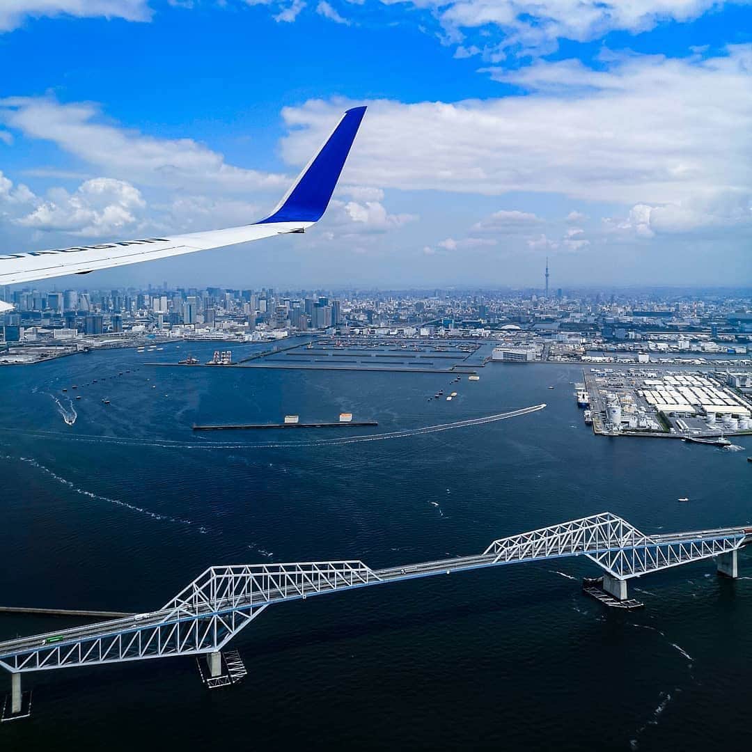 ANAのインスタグラム：「Welcome to Tokyo!!🌞 (Photo：@takappyhappy）  #ソラマニ_マドカラ #機窓 #東京ゲートブリッジ #恐竜橋 #橋 #東京湾 #雲 #海 #飛行機 #船 #旅行好き #ダレカニミセタイソラ #ダレカニミセタイケシキ #空 #空旅 #tokyogatebridge #bridge #tokyo #seascape #ship #cloud #blue #sky #sea #airplane #anaairplane  機窓からの風景は「#ソラマニ_マドカラ」を付けて投稿してね✨インスタやANAの各メディアでご紹介していきます📷」