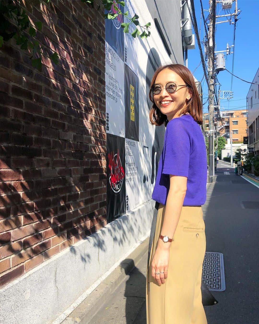 野尻美穂のインスタグラム：「昨日の服。 シンプルだから後ろから垂れるチェーンがかわいいんだぁ🧡 #肘が年齢を語る🤮 #mihonano」