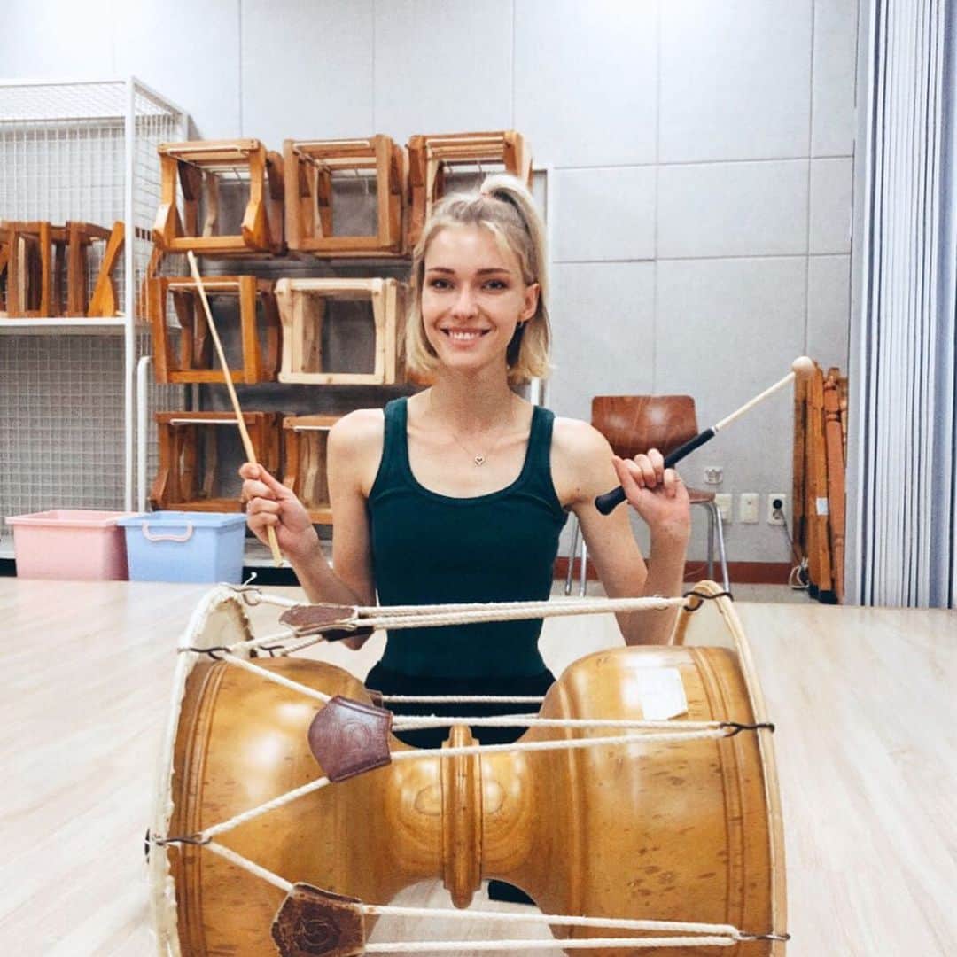 のインスタグラム：「Today our korean class learned how to play traditional korean music! I clearly have no rhythm but it was still really fun  hahahahah!! 🎼🥁오늘은 우리 한국어 반이 사물놀이를 배우려고 국립국악원에 갔어요 . 조금 힘든데 정말 재미있었어요.」