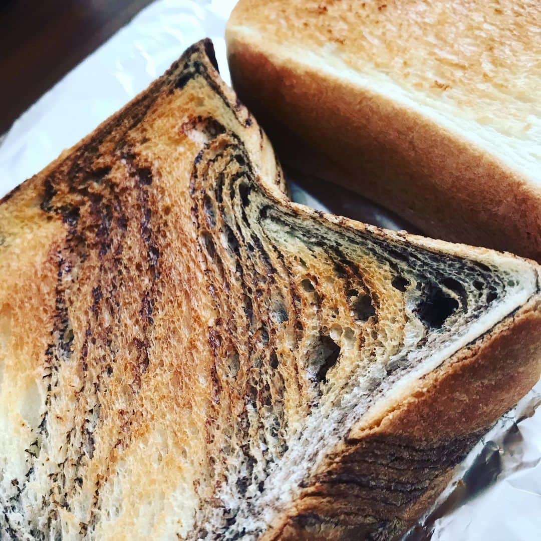 弘松優衣さんのインスタグラム写真 - (弘松優衣Instagram)「引越したら絶対やってみたかった 【休みの日にちょっといいパンをアラジンで焼く】をやってみた。 ・ ・ ・ ・ ・ うまし。 ・ #パンドミ #アラジントースター」6月14日 17時25分 - yuuidoon