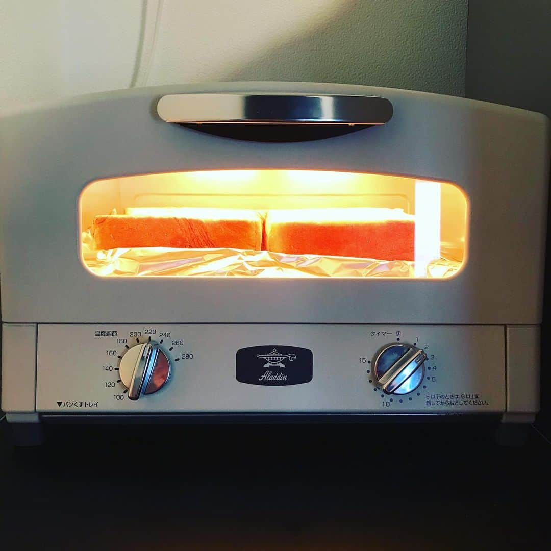 弘松優衣さんのインスタグラム写真 - (弘松優衣Instagram)「引越したら絶対やってみたかった 【休みの日にちょっといいパンをアラジンで焼く】をやってみた。 ・ ・ ・ ・ ・ うまし。 ・ #パンドミ #アラジントースター」6月14日 17時25分 - yuuidoon