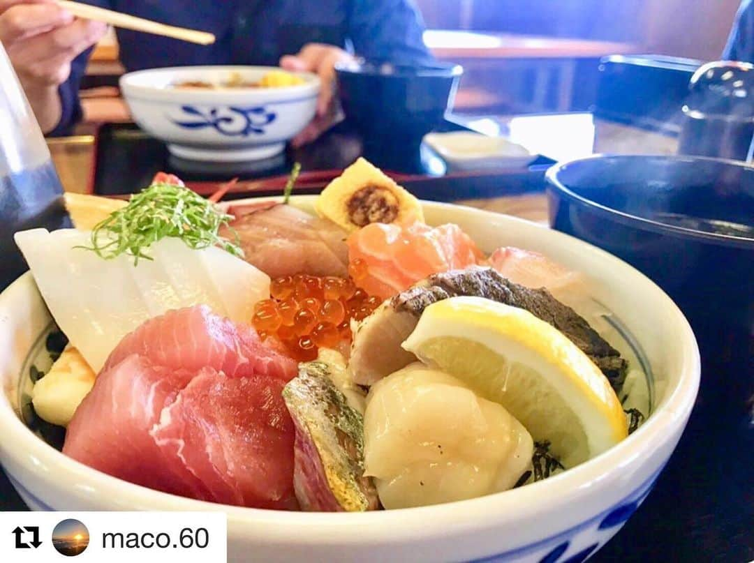 西条市さんのインスタグラム写真 - (西条市Instagram)「Repost @maco.60 with @get_repost﻿ ・・・﻿ .﻿ .﻿ .﻿ 鮮魚市場 ﻿ マルトモ水産さんの﻿ 海鮮丼🐟🦐🐙🍣﻿ .﻿ .﻿ スムーズ入店で﻿ ラッキー☺️💫﻿ .﻿ ジャンボなエビフライも﻿ 気になる〜😍﻿ .﻿ 市場の鮮魚店で﻿ サザエ 牡蠣 ハマグリ 買って﻿ 川でBBQもいいなぁ🍺😋🍖﻿ .﻿ .﻿ .﻿ #四国 #shikoku #愛媛 #ehime #西条市#saijo #lovesaijo #instafood #instapic #瀬戸内 #setouchi #愛媛グルメ#四国グルメ  #西条市グルメ #海鮮 #海鮮丼 #マルトモ水産 #鮮魚市場 #お魚ごはんマルトモ #西条市ランチ #西条市ディナー #シーフード #定食 #愛媛ランチ #愛媛ディナー #市場ランチ #海鮮ランチ #愛媛のお店 #愛媛県﻿ ﻿ ﻿ ﻿ 海鮮天国﻿ ﻿ 市外からのお客さんも﻿ ぜったい笑顔に🐟🐙🌊﻿ ﻿ ﻿ ★フォトコンテスト締切間近★﻿ 現在348点！﻿ ﻿ あなたの写真が西条市のポスターに！﻿ 詳しくはプロフィールページの﻿ ストーリーとリンクをチェックしてね。﻿ 6/15 23:59まで、どしどし応募してんよ😆」6月14日 17時26分 - lovesaijo