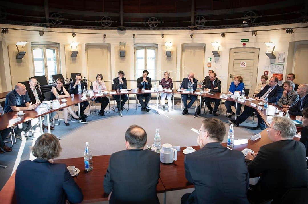 アンゲラ・メルケルさんのインスタグラム写真 - (アンゲラ・メルケルInstagram)「Kanzlerin Merkel und Kanzleramtsminister Helge Braun besuchten gestern das Potsdam-Institut für Klimafolgenforschung, um sich über den aktuellen Forschungsstand zum Klimawandel zu informieren. Wie Deutschland bereits jetzt für den Klimaschutz einsetzt, ist auf der Internetseite der Bundesregierung nachzulesen: Link in der Bio. — Chancellor #Merkel and Chancellery Minister Helge Braun visited the Potsdam Institute for Climate Impact Research yesterday to inform themselves about the current state of research on climate change. As Germany already uses for climate protection, can be read on the website of the Federal Government: Link in the Bio. . . . . . . #climate #klima #klimawandel #climatechange #politik #politics #bundeskanzlerin  #potsdam」6月14日 17時28分 - bundeskanzlerin