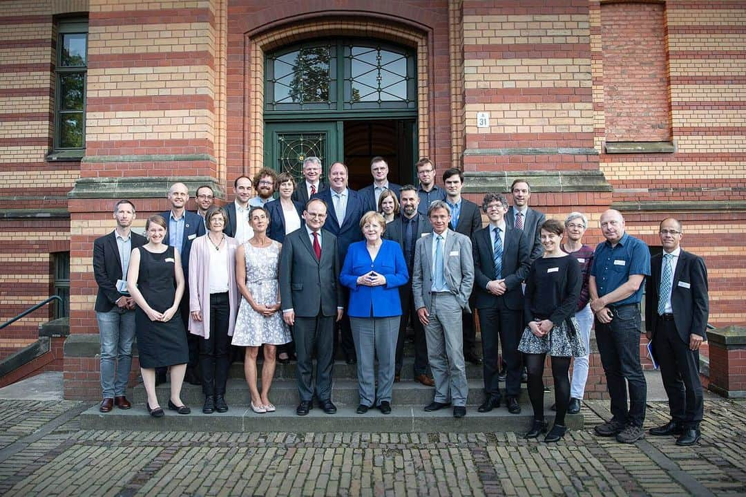 アンゲラ・メルケルさんのインスタグラム写真 - (アンゲラ・メルケルInstagram)「Kanzlerin Merkel und Kanzleramtsminister Helge Braun besuchten gestern das Potsdam-Institut für Klimafolgenforschung, um sich über den aktuellen Forschungsstand zum Klimawandel zu informieren. Wie Deutschland bereits jetzt für den Klimaschutz einsetzt, ist auf der Internetseite der Bundesregierung nachzulesen: Link in der Bio. — Chancellor #Merkel and Chancellery Minister Helge Braun visited the Potsdam Institute for Climate Impact Research yesterday to inform themselves about the current state of research on climate change. As Germany already uses for climate protection, can be read on the website of the Federal Government: Link in the Bio. . . . . . . #climate #klima #klimawandel #climatechange #politik #politics #bundeskanzlerin  #potsdam」6月14日 17時28分 - bundeskanzlerin