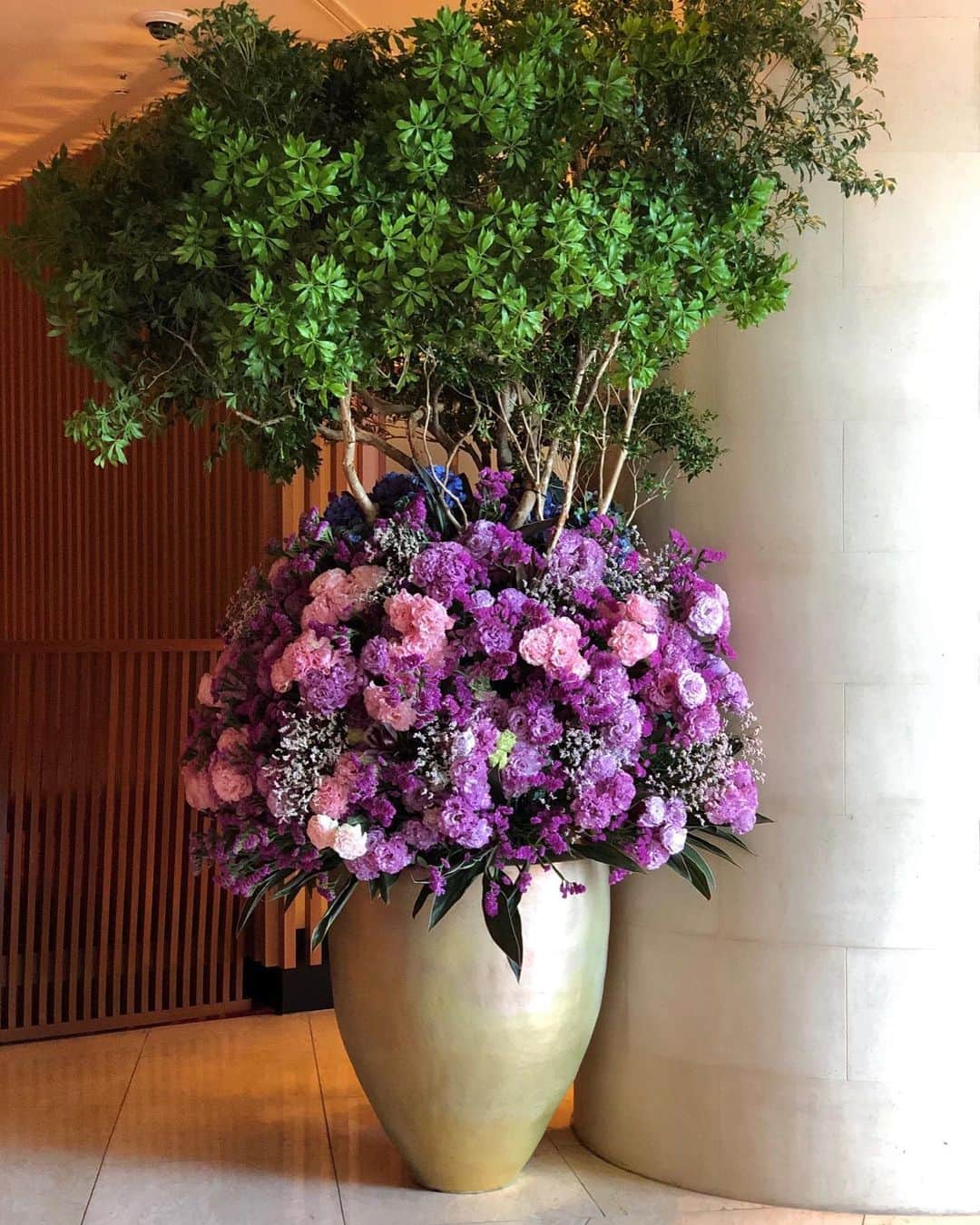 The Peninsula Tokyo/ザ・ペニンシュラ東京さんのインスタグラム写真 - (The Peninsula Tokyo/ザ・ペニンシュラ東京Instagram)「今週末は涼し気なラベンダーカラーをベースにした装花で皆さまをお出迎えいたします。どうぞ、素敵な週末をお迎えください ⠀ It's a floral takeover at The Lobby of The Peninsula Tokyo. Let your summer bloom this weekend!⠀」6月14日 17時30分 - thepeninsulatokyo
