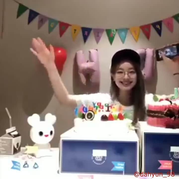ダヒョンのインスタグラム：「Dubu jamming to somi’s birthday 🎶 ⠀⠀⠀ ⠀ #dahyun #ダヒョン #多賢 #다현 #트와이스 #twice #トゥワイス」