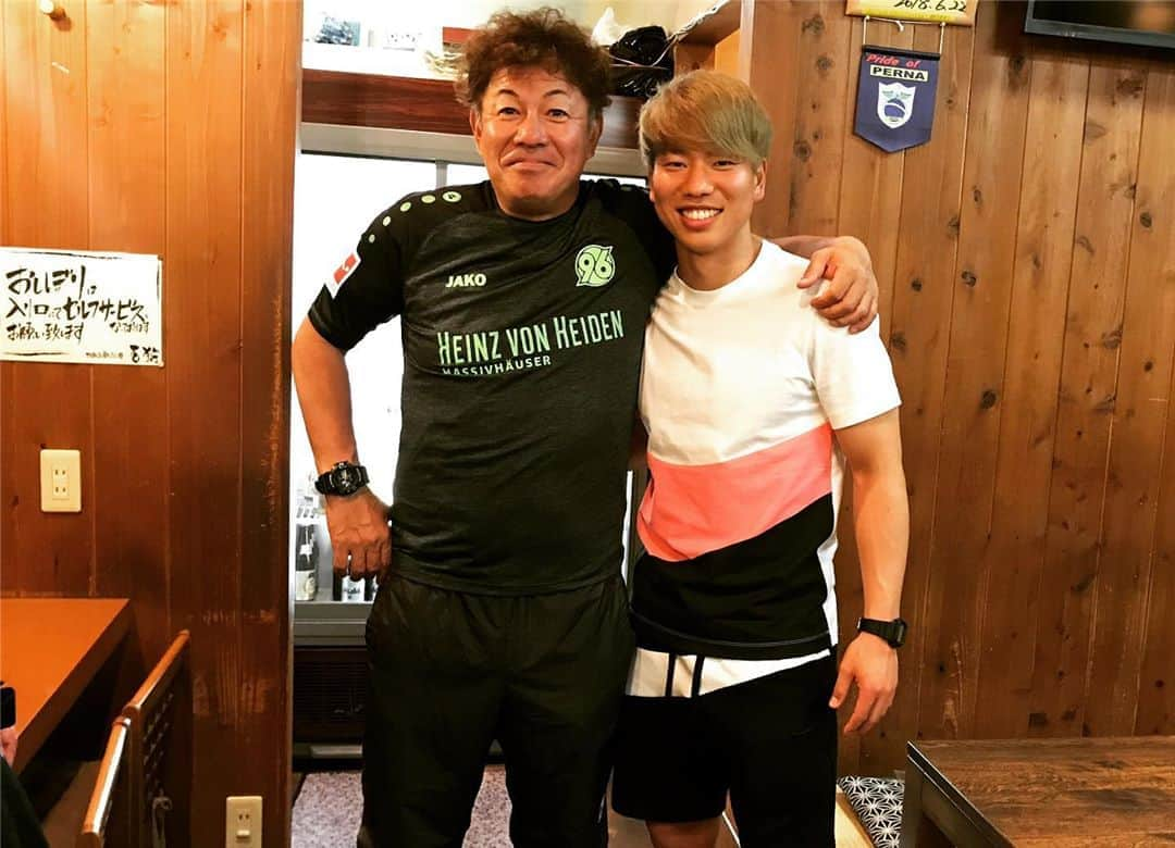 浅野拓磨さんのインスタグラム写真 - (浅野拓磨Instagram)「先日、出身クラブの練習に行き子どもたちとサッカーをしてきました！ 純粋にサッカーを楽しんでいる姿、その目はキラキラしてますね！ 改めてサッカー、スポーツの良さを感じました！  そのあとは恩師やお世話になった人たちと。  #地元 #サッカークラブ #ペルナSC #サッカー #スポーツ #楽しい #感謝。」6月14日 17時34分 - asatakugram