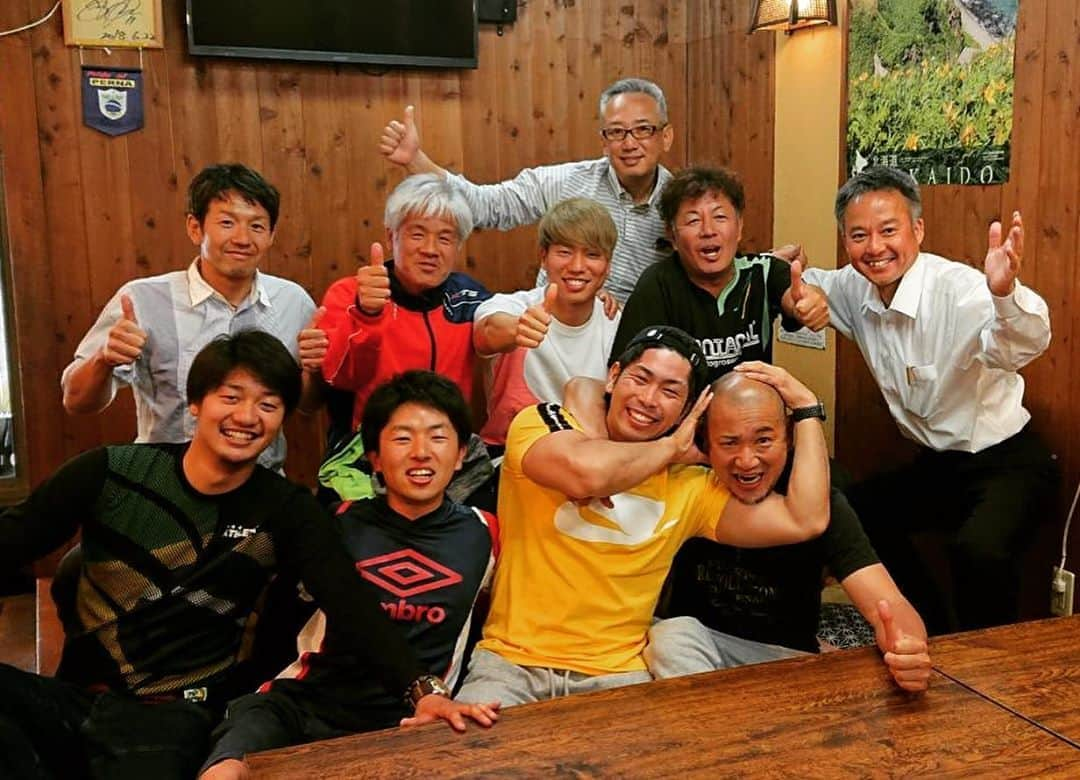 浅野拓磨さんのインスタグラム写真 - (浅野拓磨Instagram)「先日、出身クラブの練習に行き子どもたちとサッカーをしてきました！ 純粋にサッカーを楽しんでいる姿、その目はキラキラしてますね！ 改めてサッカー、スポーツの良さを感じました！  そのあとは恩師やお世話になった人たちと。  #地元 #サッカークラブ #ペルナSC #サッカー #スポーツ #楽しい #感謝。」6月14日 17時34分 - asatakugram