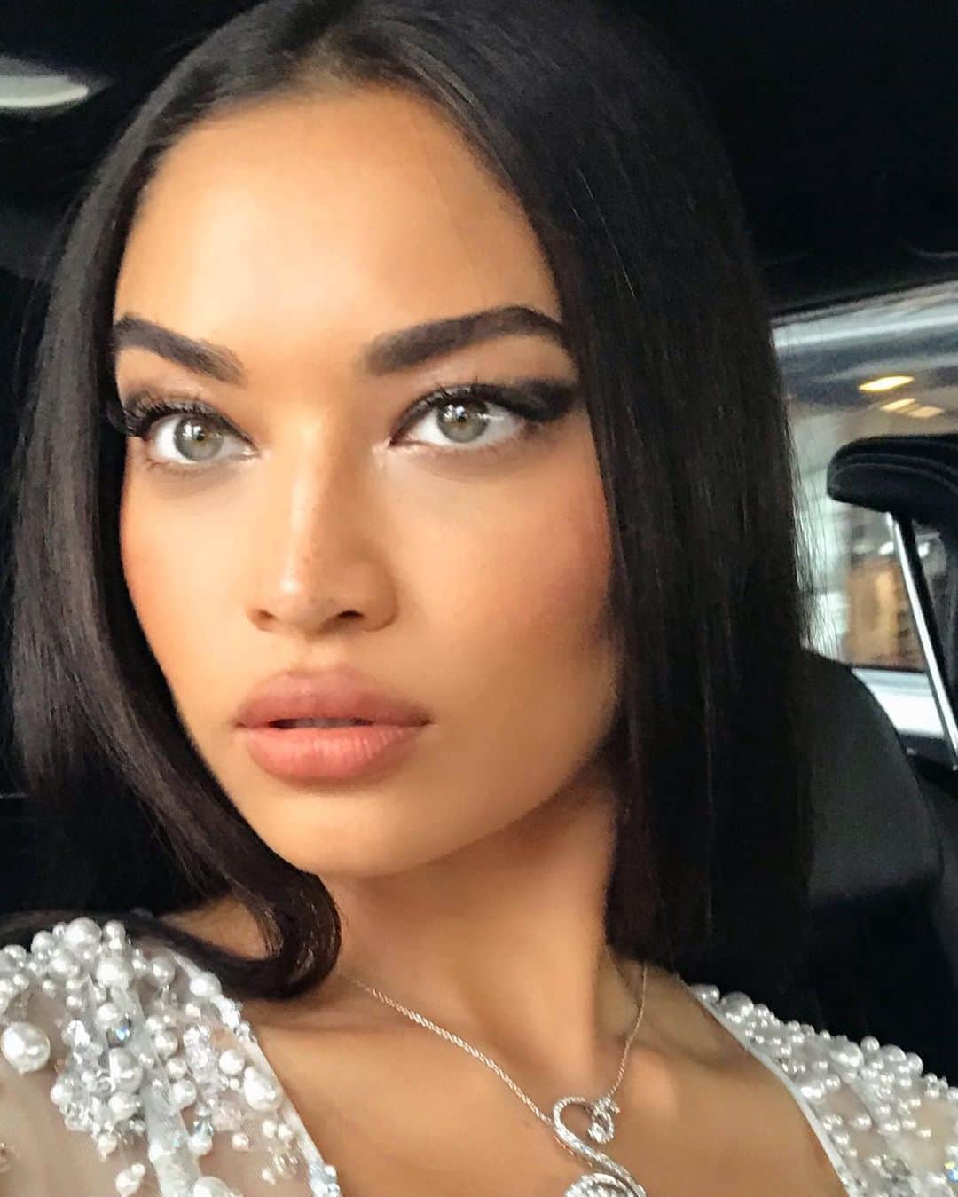 シャニーナ・シャイクのインスタグラム：「love this glam look 🖤 you can’t go wrong with a glossy eye ... SWIPE to see my beauty inspiration.」