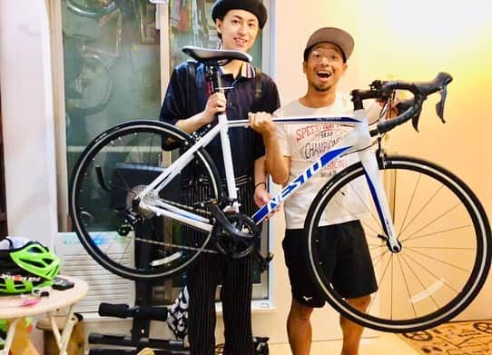 タカシさんのインスタグラム写真 - (タカシInstagram)「前からロードバイクに乗りたいとお願いしていて、団長さんからロードバイクをやっと受け取れました！  新しい趣味が出来た^ ^  乗り方とかタイヤの付け方取り外し方とか、ロードバイクの基本とかも教えてもらいました^_^ そして話も沢山聞いてもらいました やっぱり団長はいつまでたっても先生みたいな存在やなぁ  ありがとうございます。  #超特急 #団長安田 #NESTObikes #ロードバイク」6月14日 17時37分 - takashi_yade07